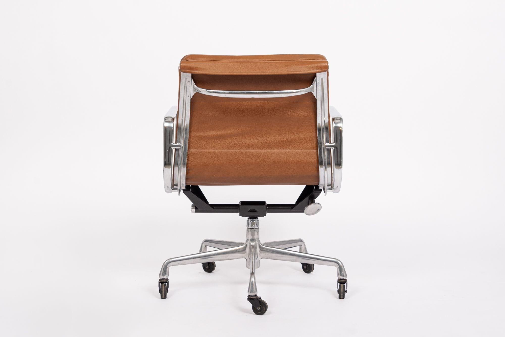 Mid Century Brown Leather Office Chair by Eames for Herman Miller 2000s In Good Condition For Sale In Detroit, MI