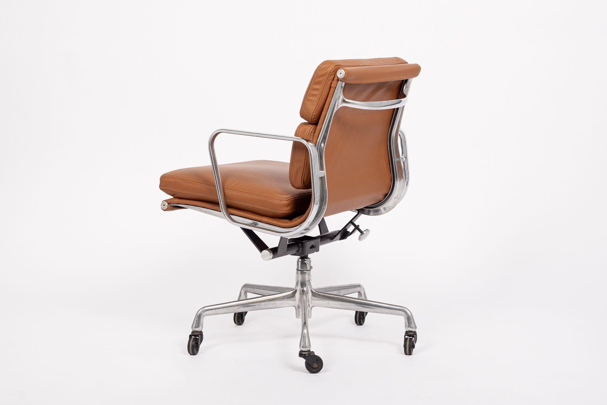 Aluminium Chaise de bureau en cuir Brown du milieu du siècle dernier par Eames pour Herman Miller années 2000 en vente