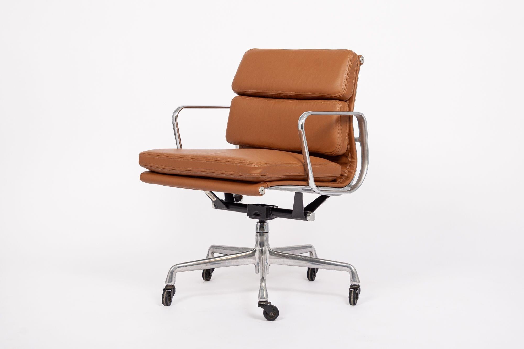 Chaise de bureau en cuir Brown du milieu du siècle dernier par Eames pour Herman Miller années 2000 en vente 1