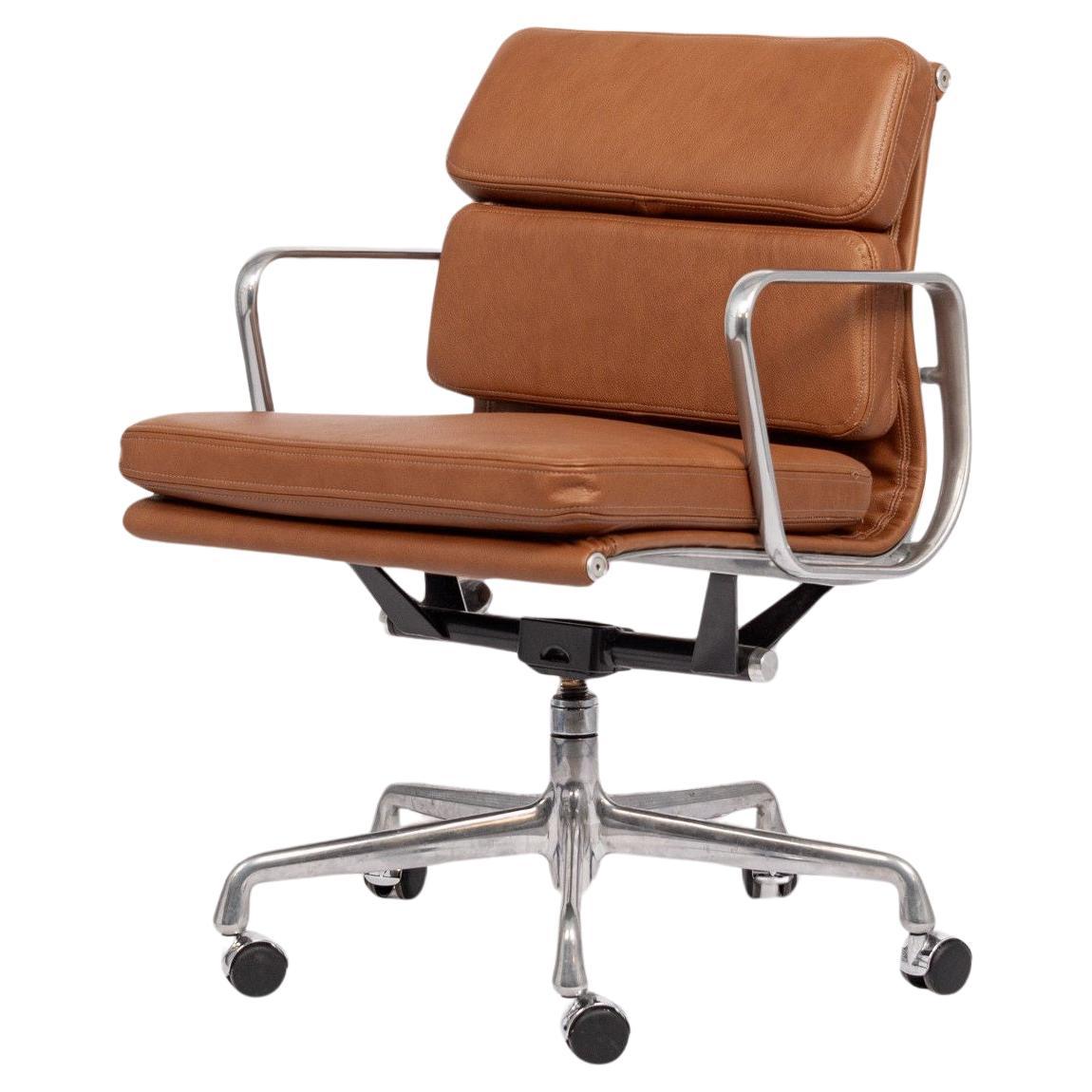 Chaise de bureau en cuir Brown du milieu du siècle dernier par Eames pour Herman Miller années 2000 en vente