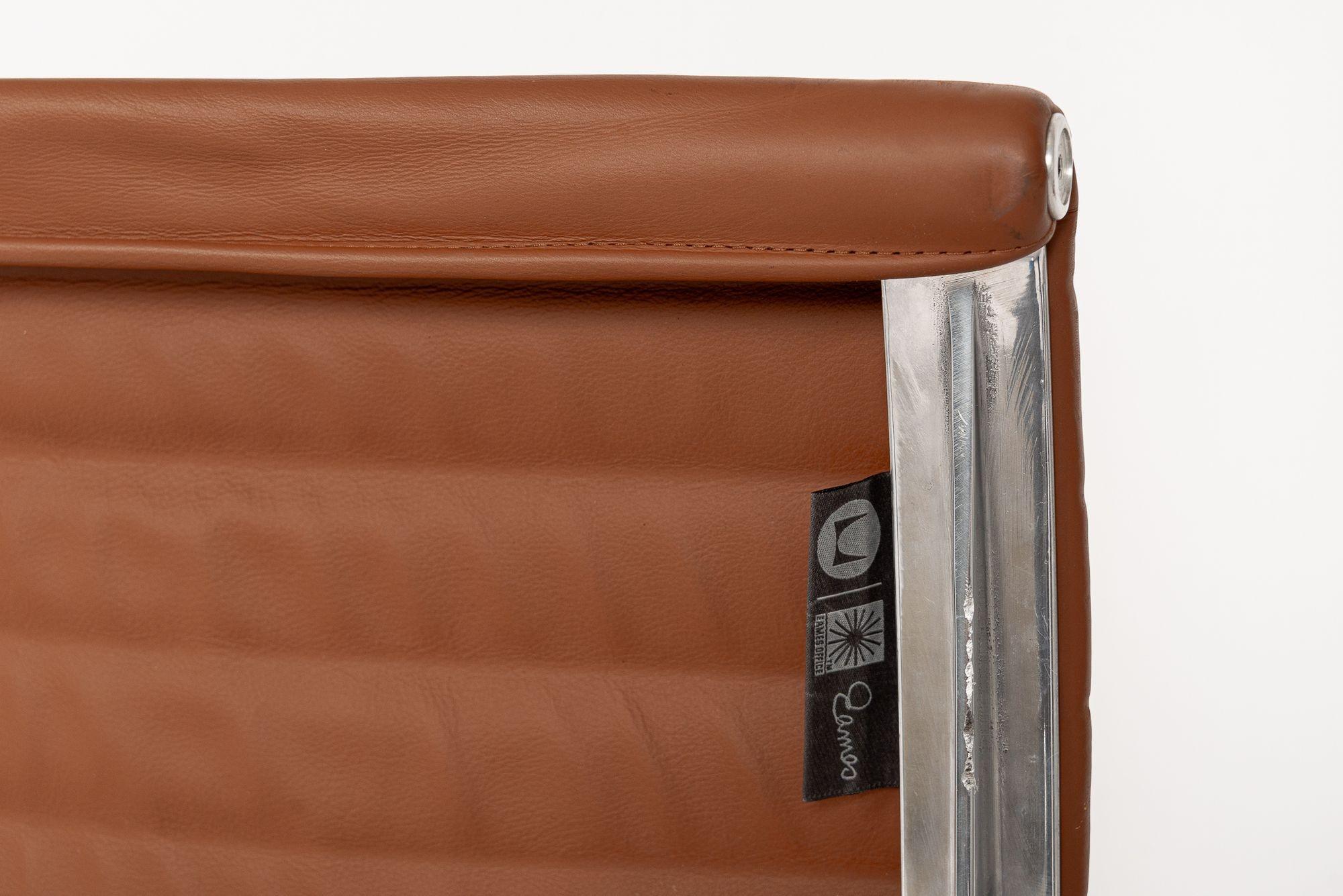 Herman Miller Eames Silla de oficina de piel marrón Almohadilla fina en venta 3