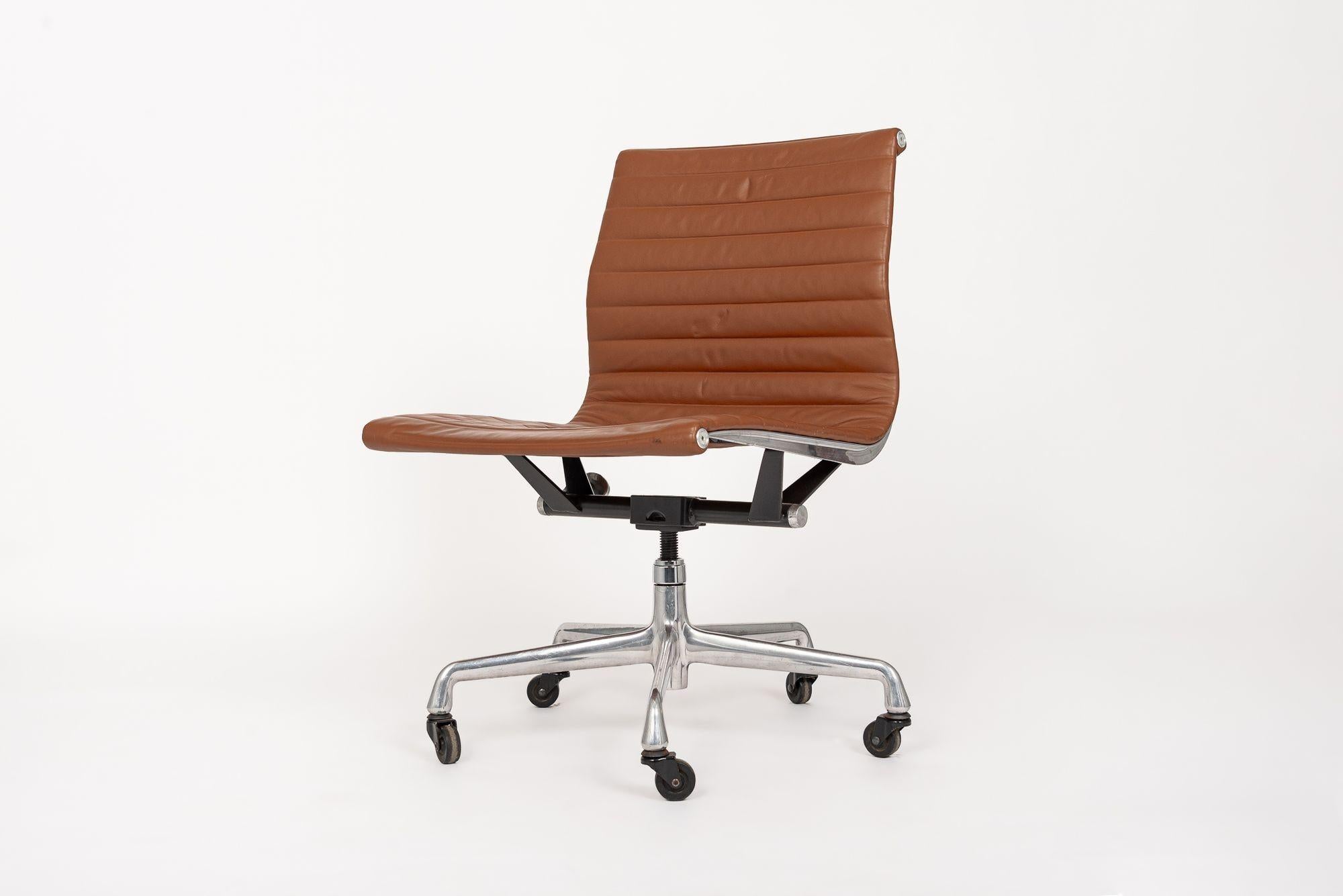 Herman Miller Eames Silla de oficina de piel marrón Almohadilla fina en venta 4