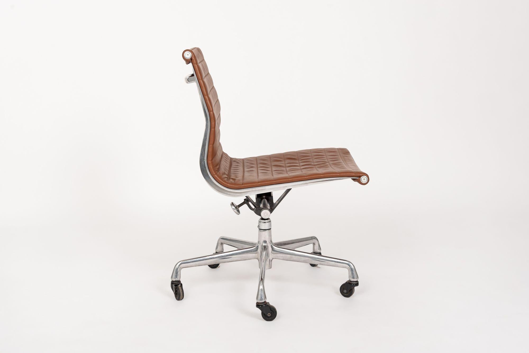Herman Miller Eames Silla de oficina de piel marrón Almohadilla fina en venta 5