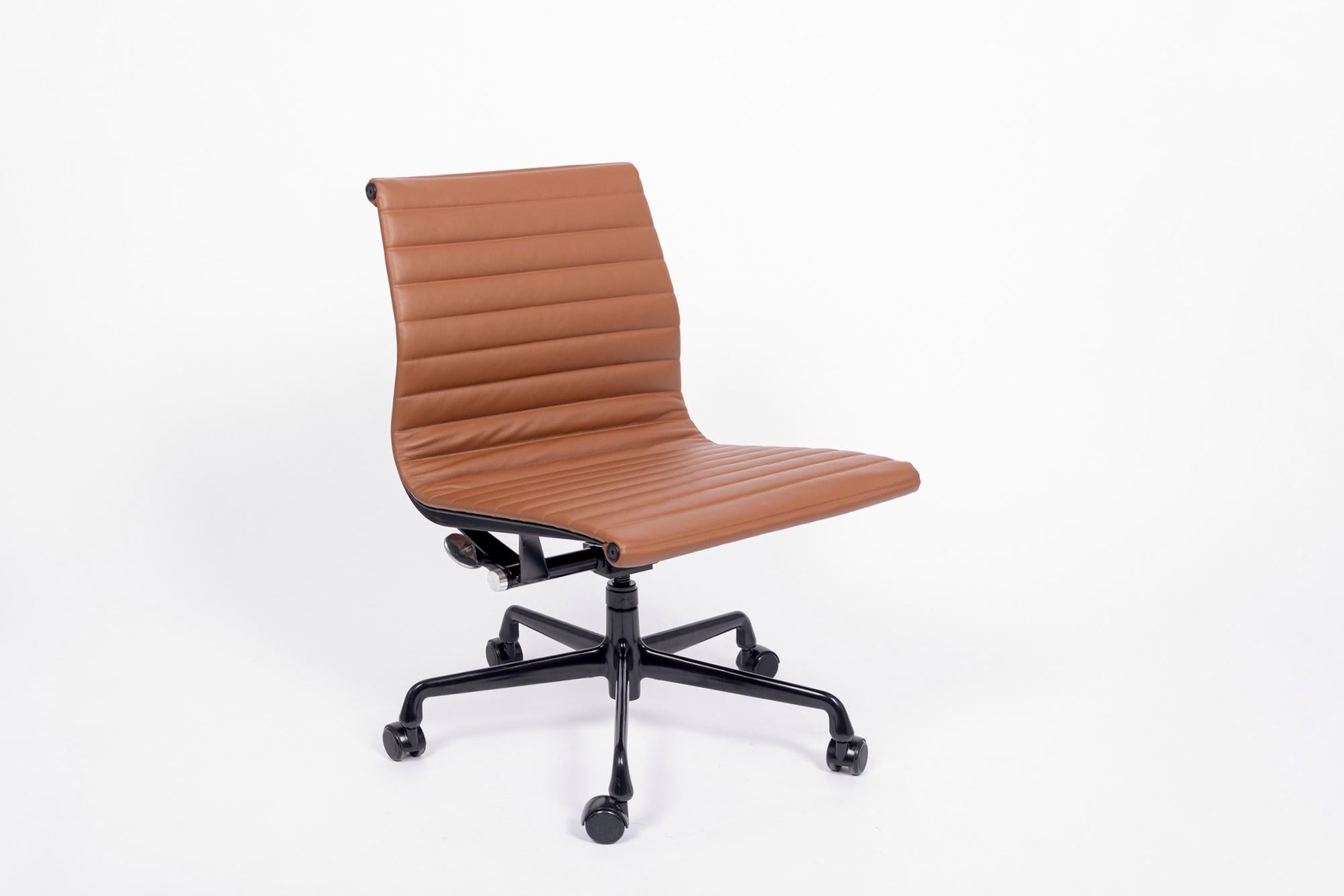 The Aluminum Group Management side office chair designed by Charles & Ray Eames for Herman Miller is from the Eames Aluminum Group Collection. These distinctive chairs resulted from the Eames's experimentation with aluminum, which became more