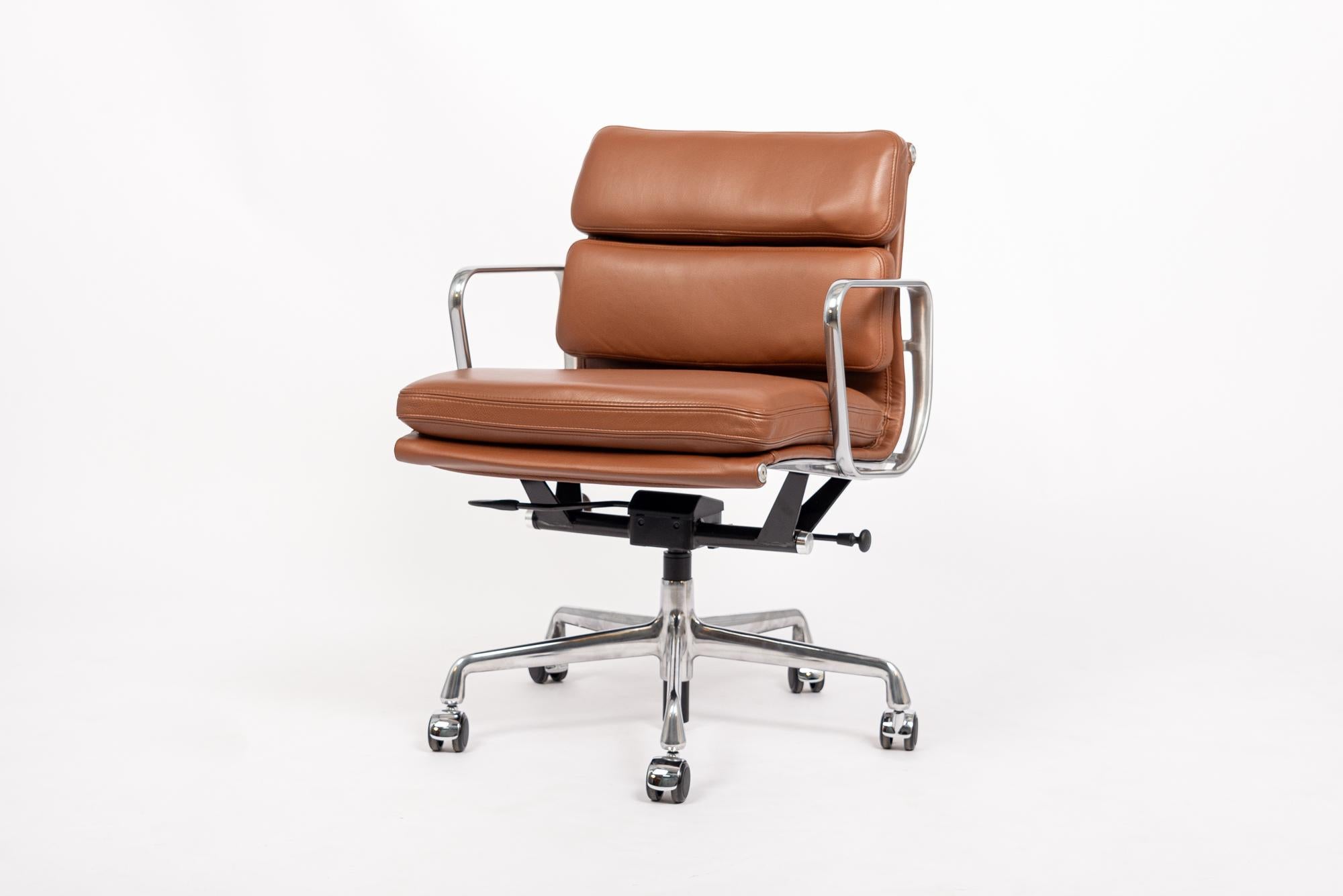 This authentic Eames for Herman Miller Soft Pad Management Height brown leather office chair from the Aluminum Group Collection was manufactured in the 2000s. This classic mid century modern office chair was first introduced in 1969 by Charles and