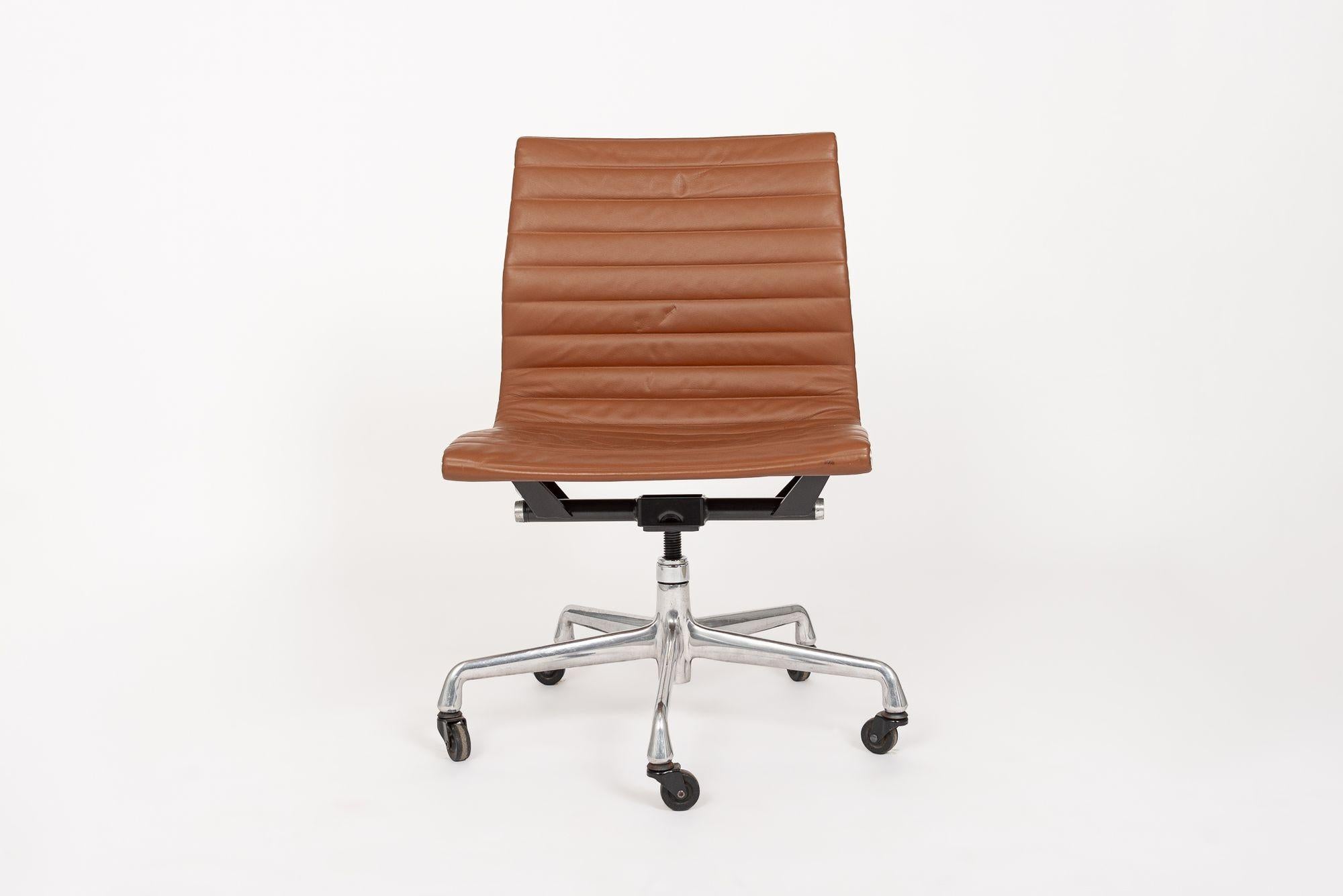 The Aluminum Group Thin Pad Management side office chair designed by Charles & Ray Eames for Herman Miller is from the Eames Aluminum Group Collection. These distinctive chairs resulted from the Eames's experimentation with aluminum, which became