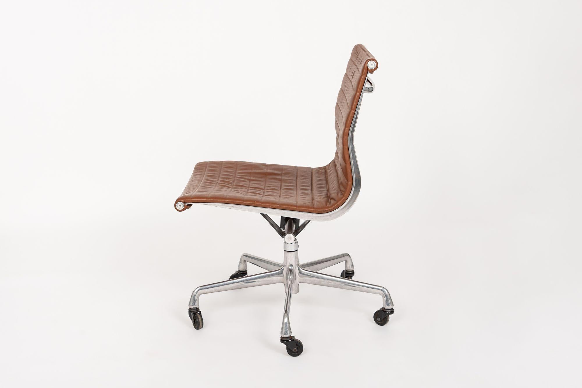 Herman Miller Eames Silla de oficina de piel marrón Almohadilla fina Moderno de mediados de siglo en venta