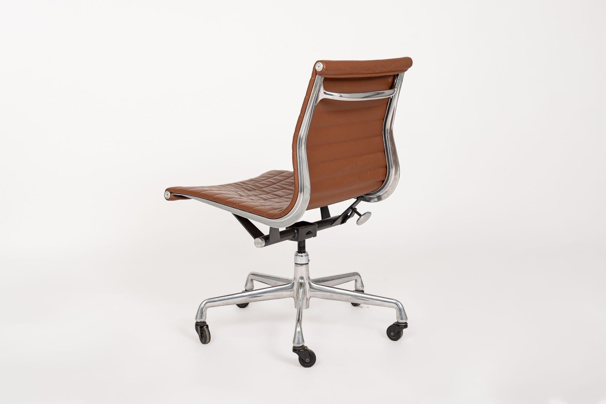 Herman Miller Eames Silla de oficina de piel marrón Almohadilla fina Estadounidense en venta