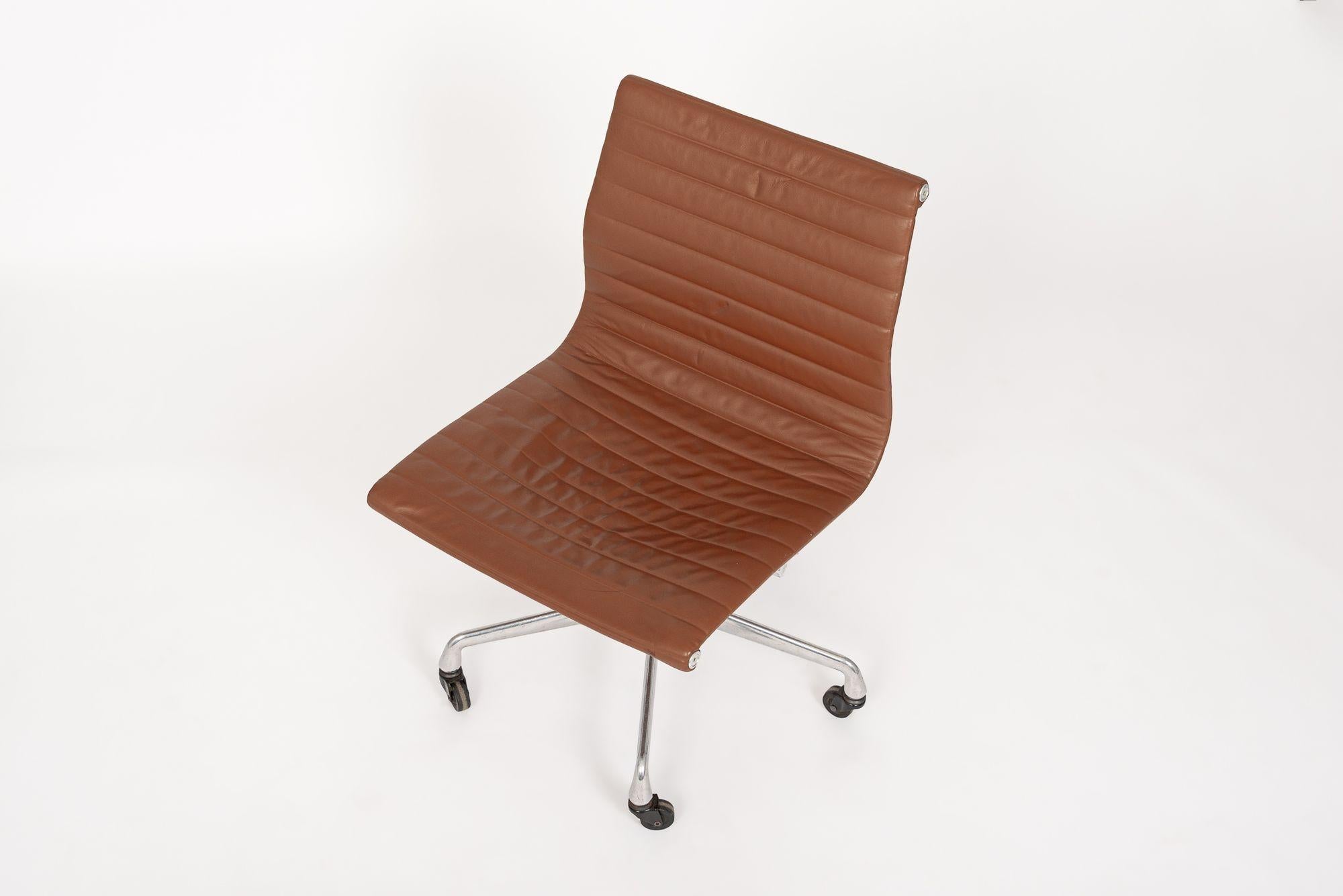 Herman Miller Eames Silla de oficina de piel marrón Almohadilla fina en venta 1