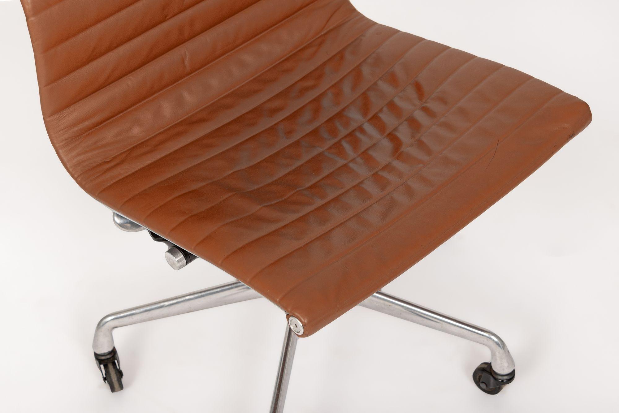 Herman Miller Eames Silla de oficina de piel marrón Almohadilla fina en venta 2