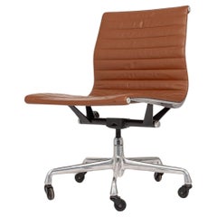 Chaise de bureau en cuir Brown du milieu du siècle par Eames pour Herman Miller