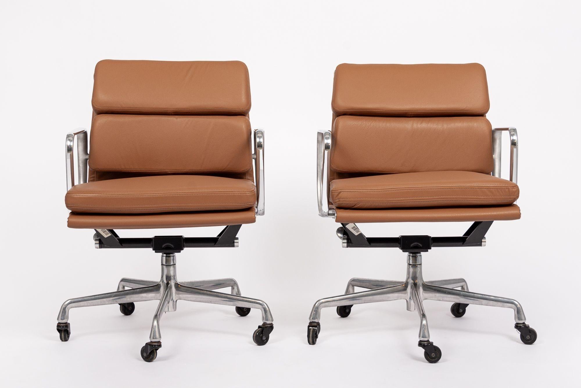 Mid-Century Modern Chaises de bureau en cuir Brown du milieu du siècle par Eames pour Herman Miller années 2000 en vente