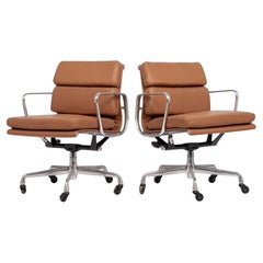 Paire de chaises de bureau en cuir Brown Eames for Herman Miller 2000s