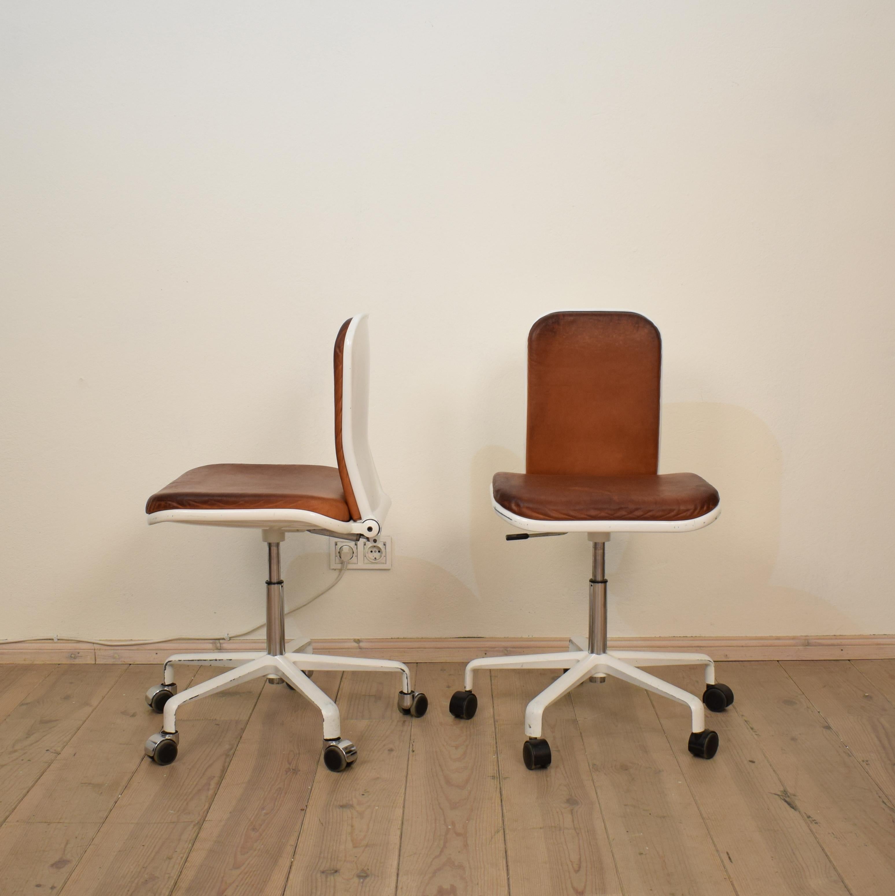 Those two Midcentury Supporto Office Chairs by Fred Scott where produced by Hille UK in the 1980s. 
They are in original condition and the brown Cognac leather looks beautiful. 
They can be adjusted in height: From 46cm - 57cm seat height.
     