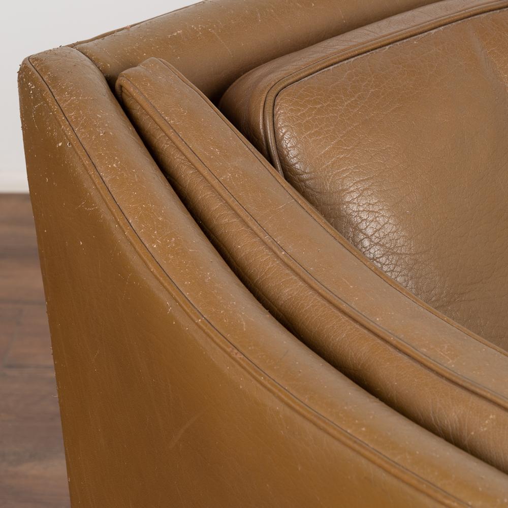 Canapé à trois places en cuir marron du milieu du siècle, Danemark, vers 1960-70 Bon état - En vente à Round Top, TX