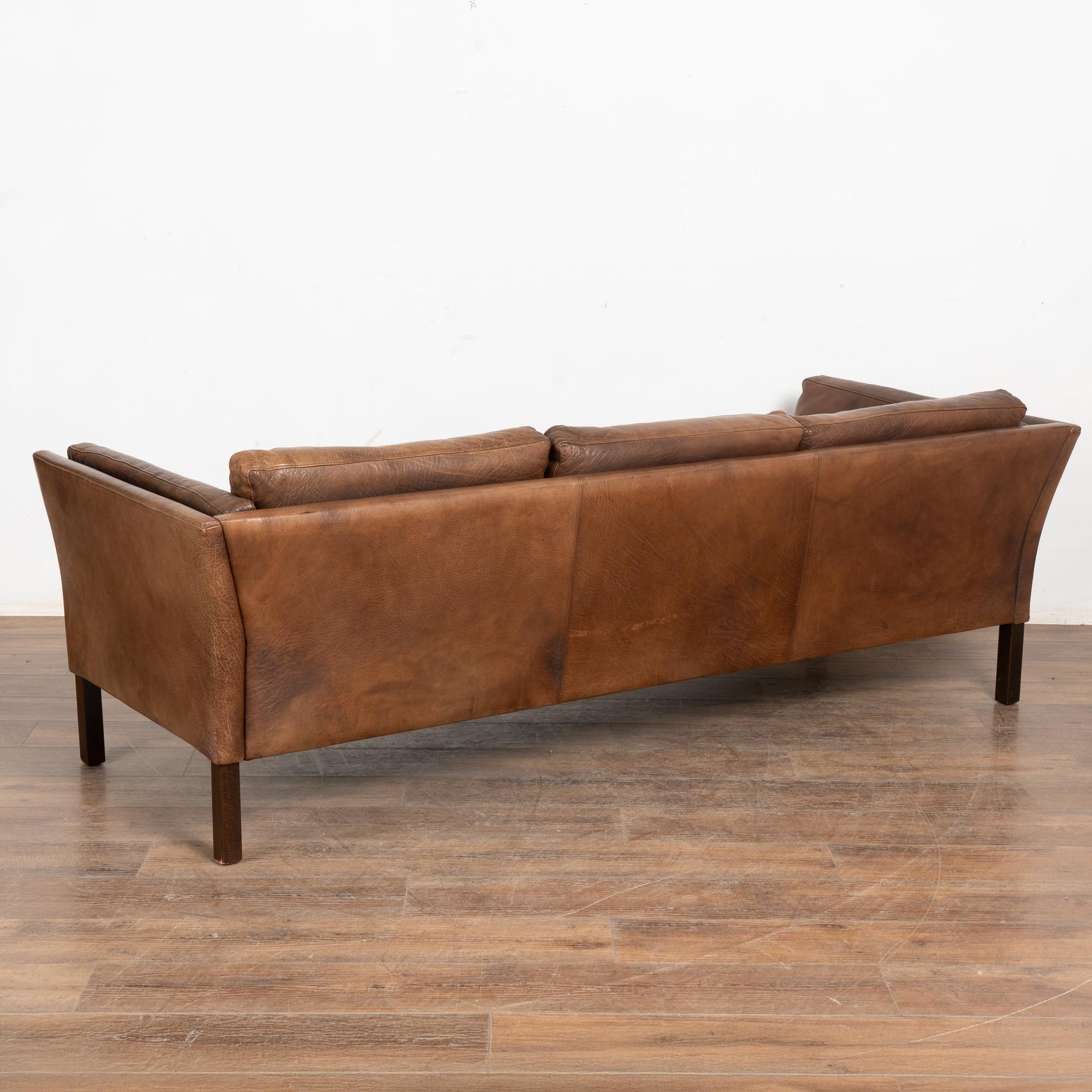 Mid Century Braunes Ledersofa mit drei Sitzen, Dänemark im Angebot 4