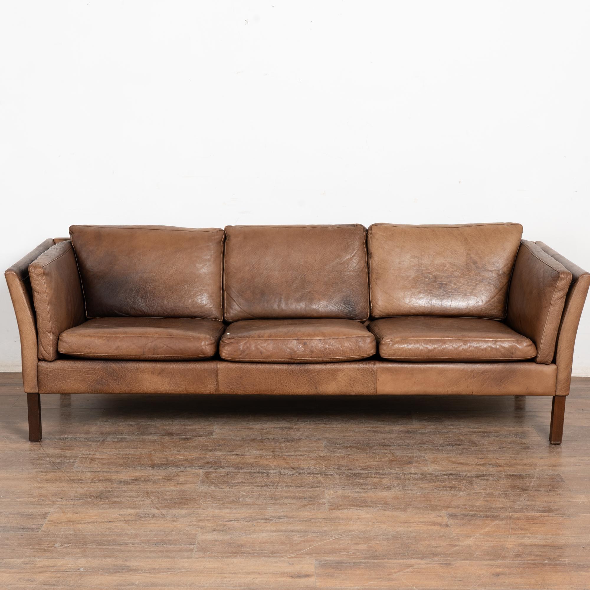 Mid Century Braunes Ledersofa mit drei Sitzen, Dänemark (Moderne der Mitte des Jahrhunderts) im Angebot