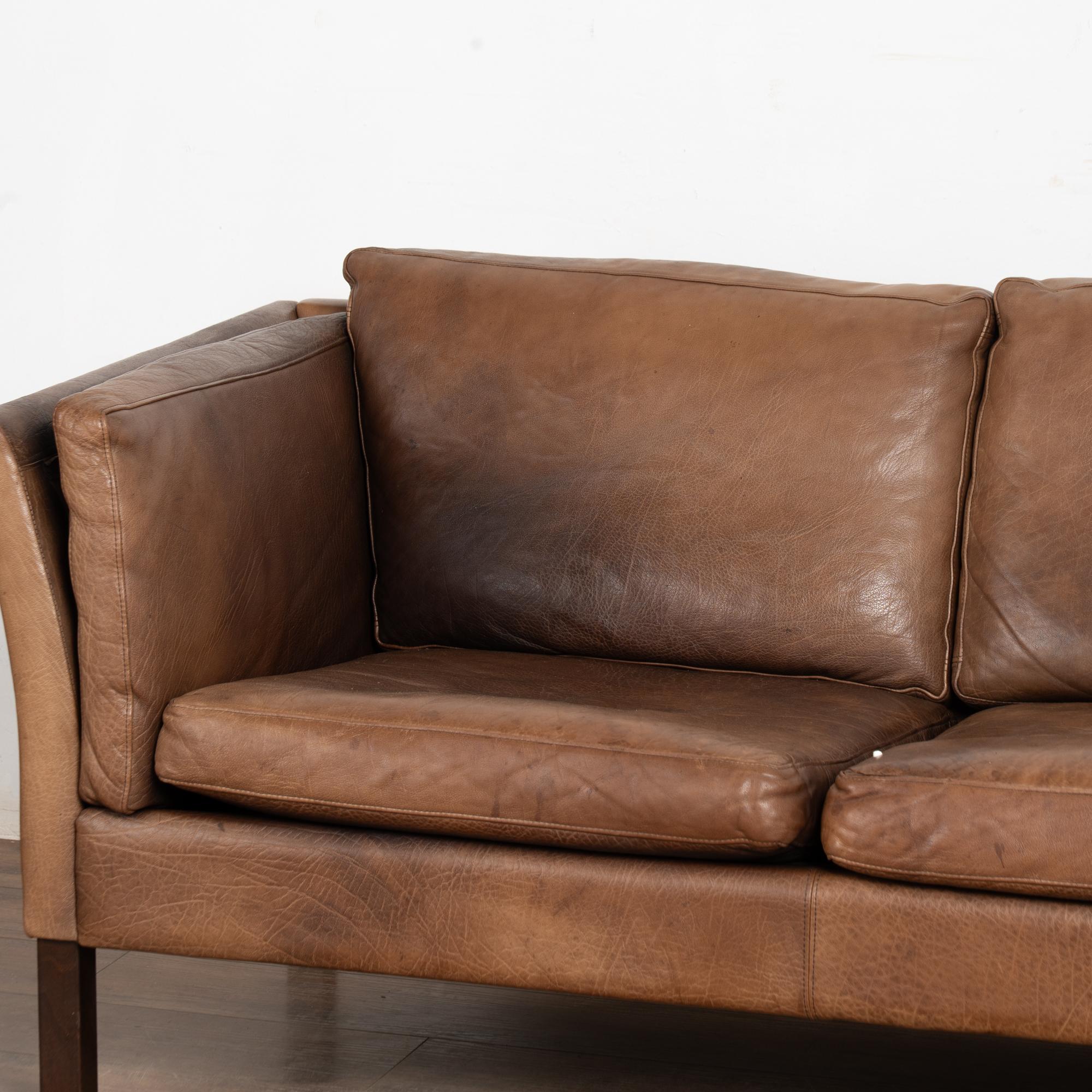 Mid Century Braunes Ledersofa mit drei Sitzen, Dänemark (Dänisch) im Angebot