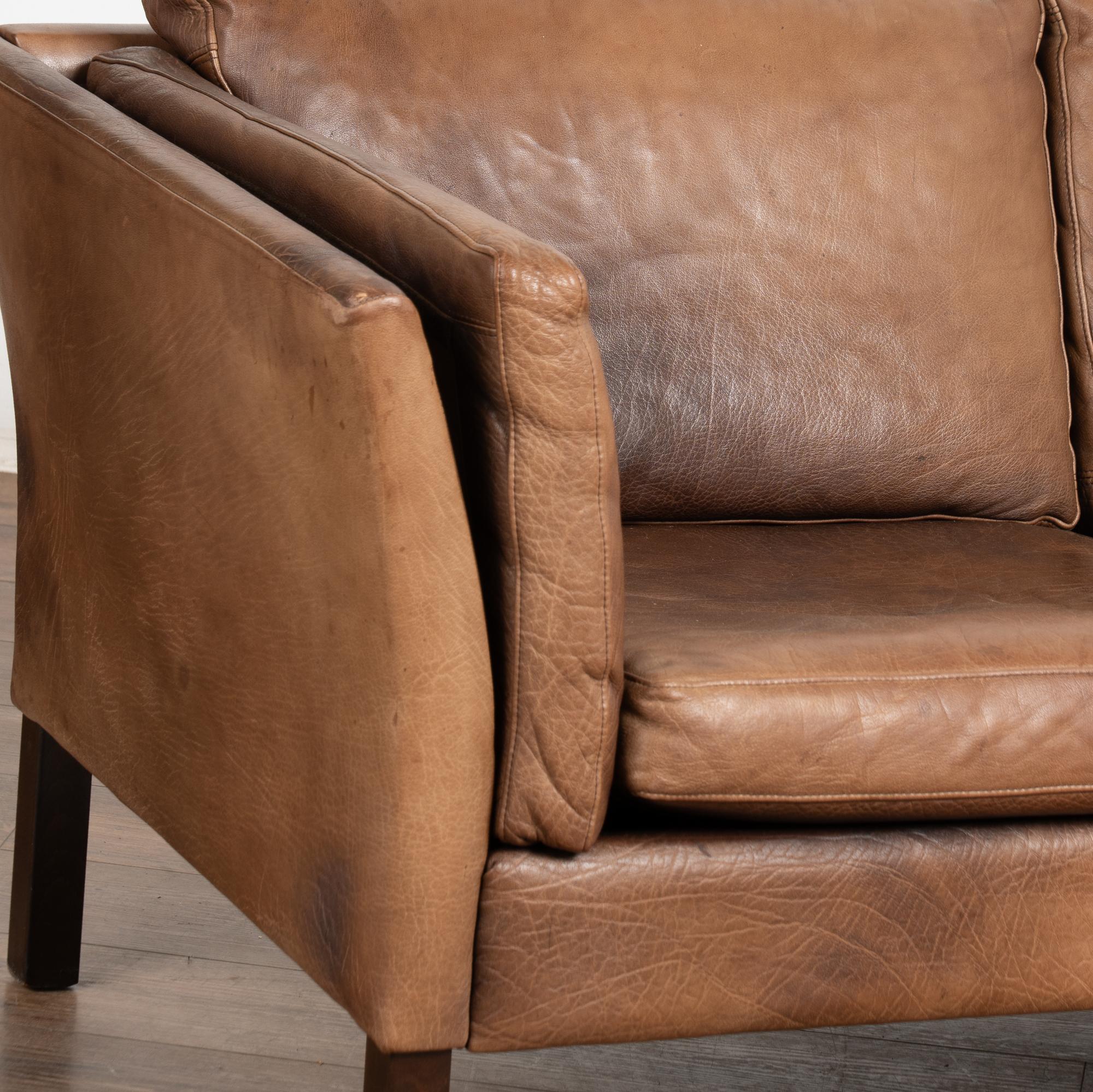 Mid Century Braunes Ledersofa mit drei Sitzen, Dänemark im Zustand „Relativ gut“ im Angebot in Round Top, TX