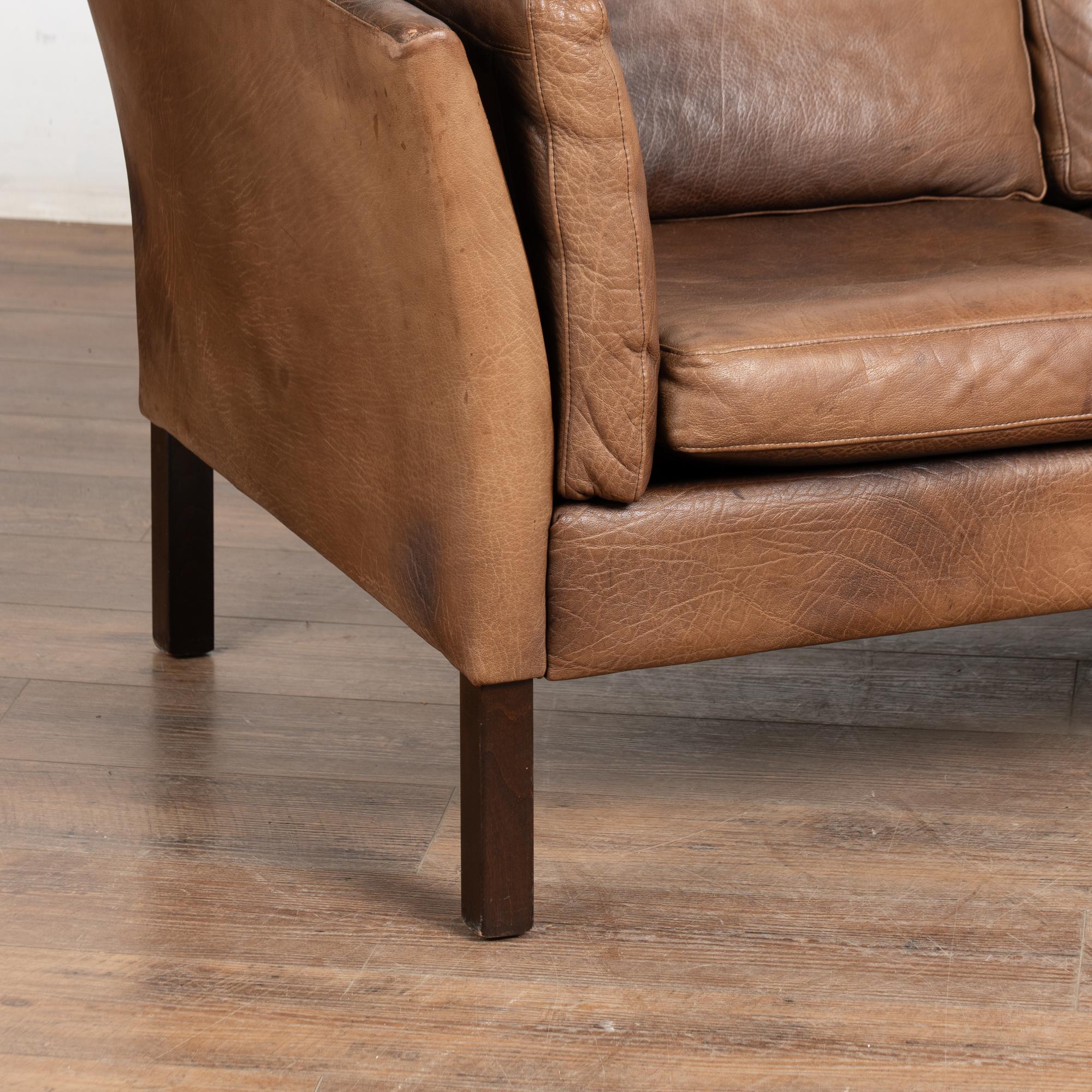 Mid Century Braunes Ledersofa mit drei Sitzen, Dänemark (20. Jahrhundert) im Angebot