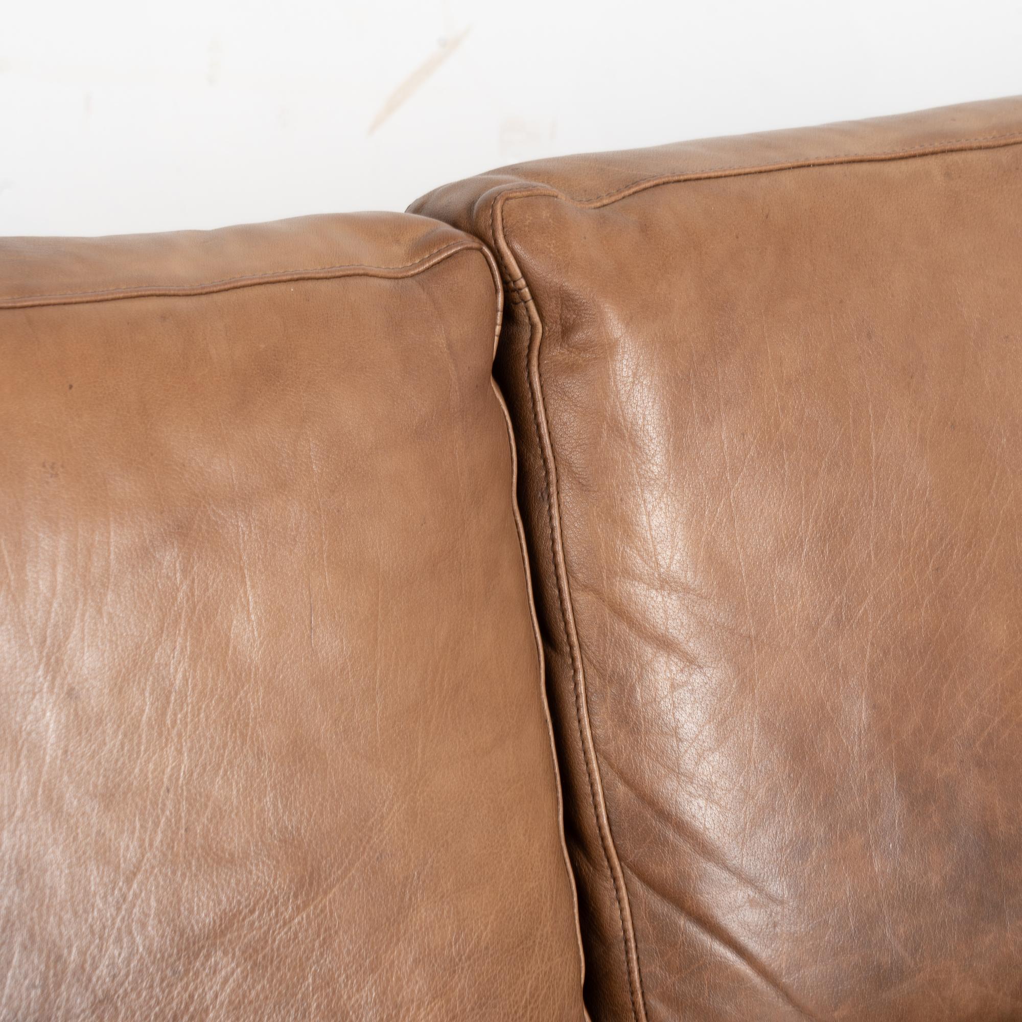 Mid Century Braunes Ledersofa mit drei Sitzen, Dänemark im Angebot 1