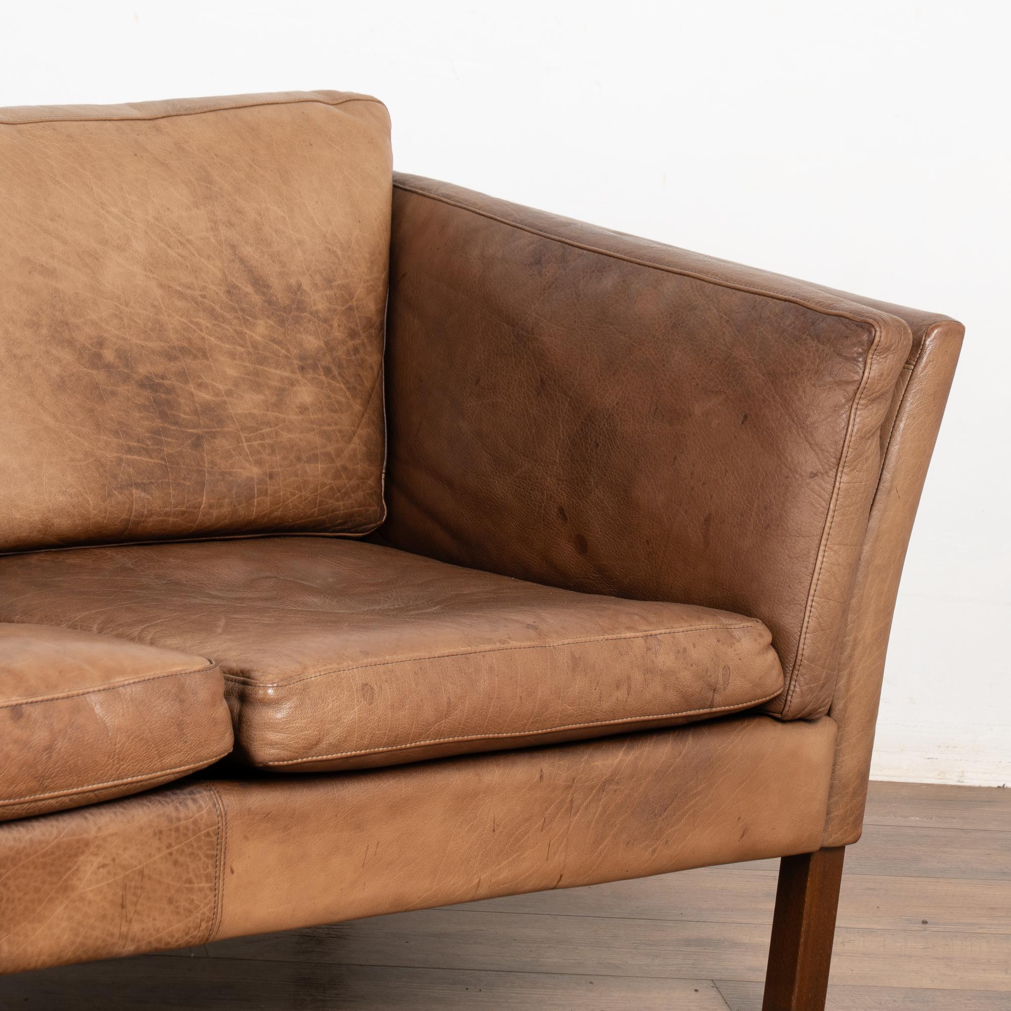 Mid Century Braunes Ledersofa mit drei Sitzen, Dänemark im Angebot 2