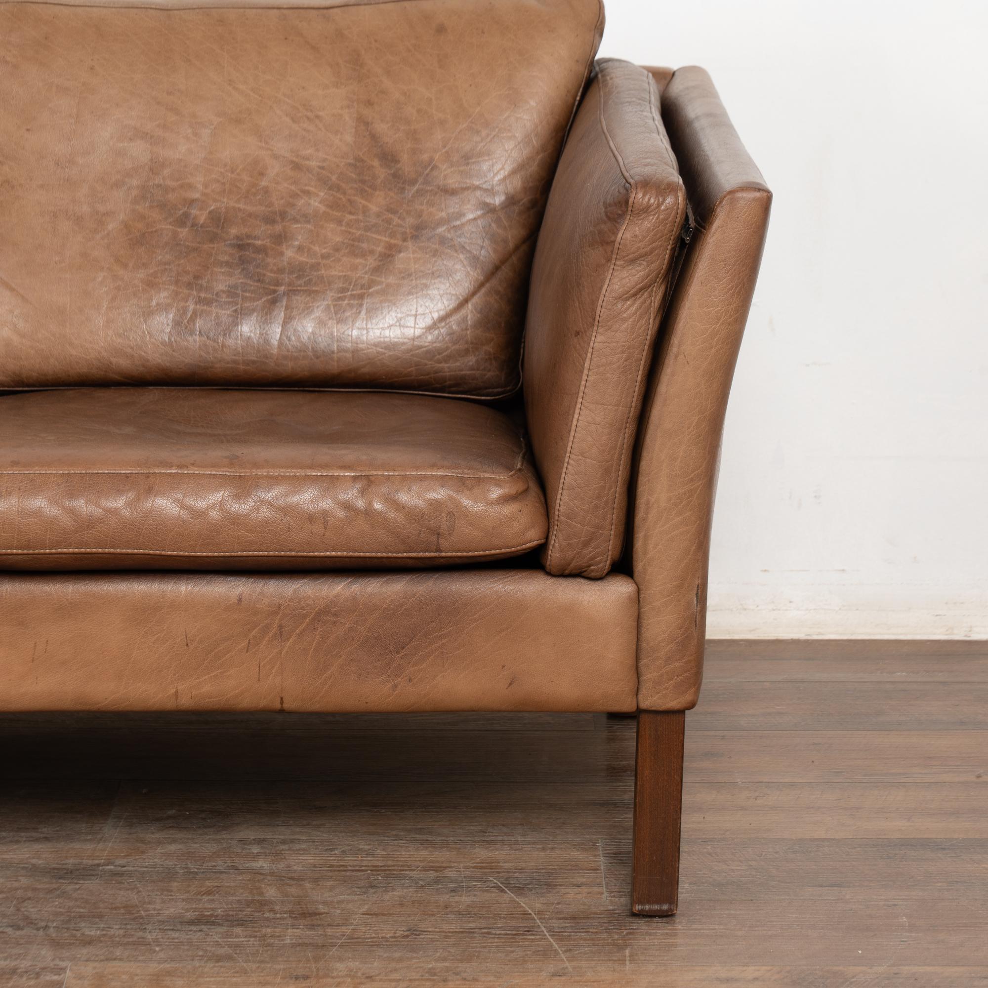 Mid Century Braunes Ledersofa mit drei Sitzen, Dänemark im Angebot 3
