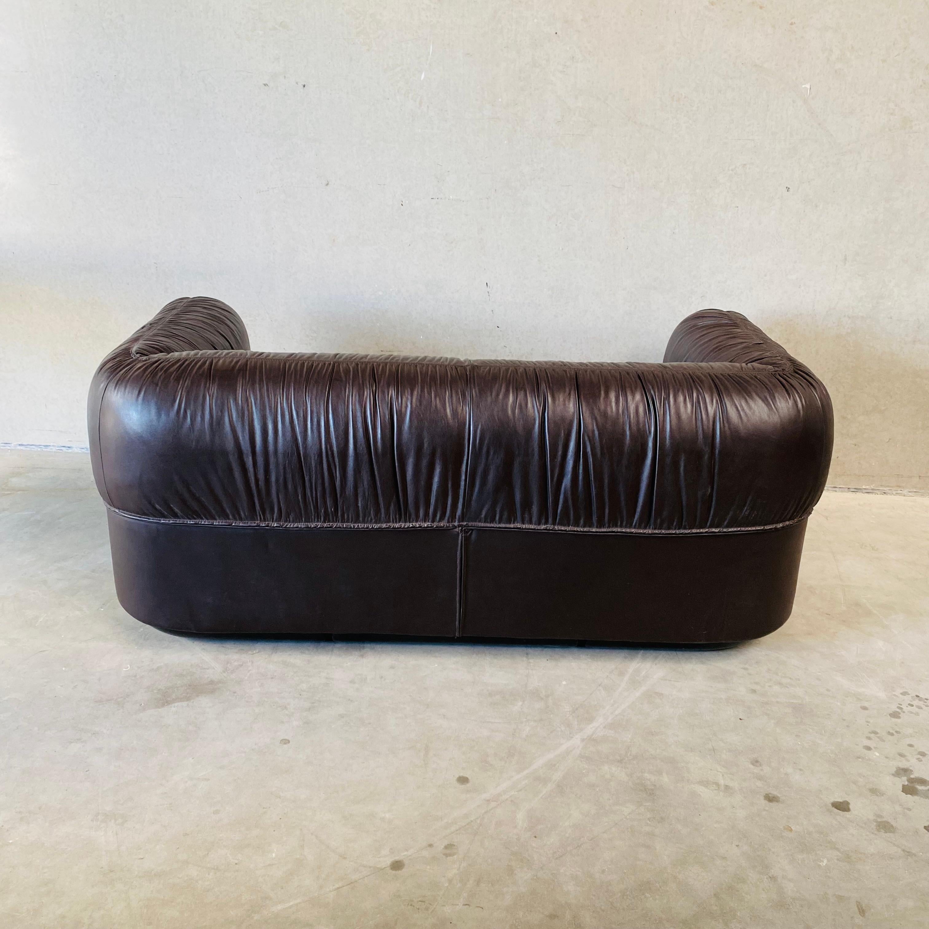 Mid-Century Brown Leather Two-seater Sofa, Italy 1970 For Sale 4