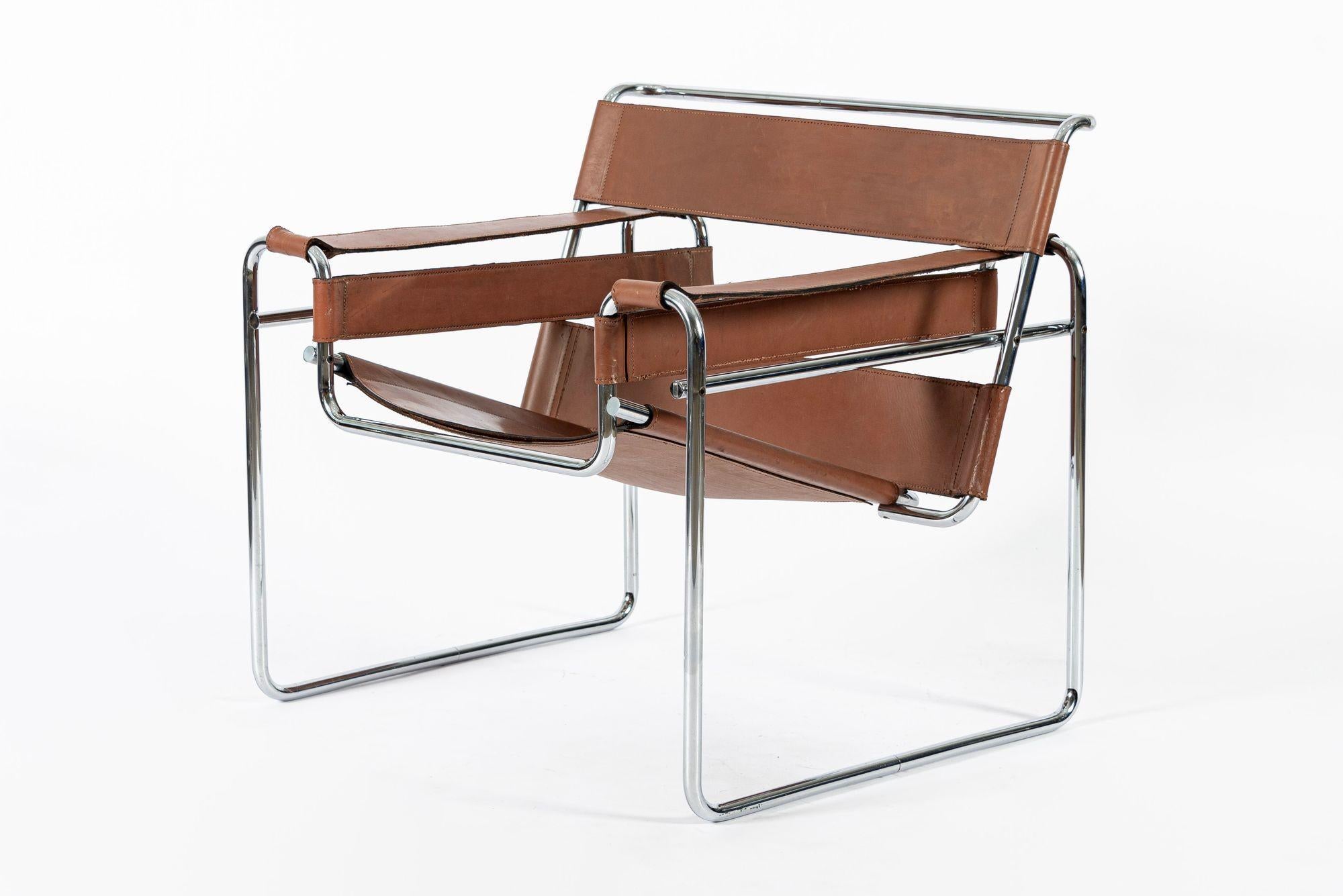 Dieser braune B3 Wassily Armlehnstuhl von Marcel Breuer aus der Mitte des Jahrhunderts ist um 1960 entstanden. Dieser Stuhl besteht aus schönem cognacbraunem Rindsleder auf einem klassischen verchromten Stahlrohrgestell. Der Wassily-Stuhl, der auch