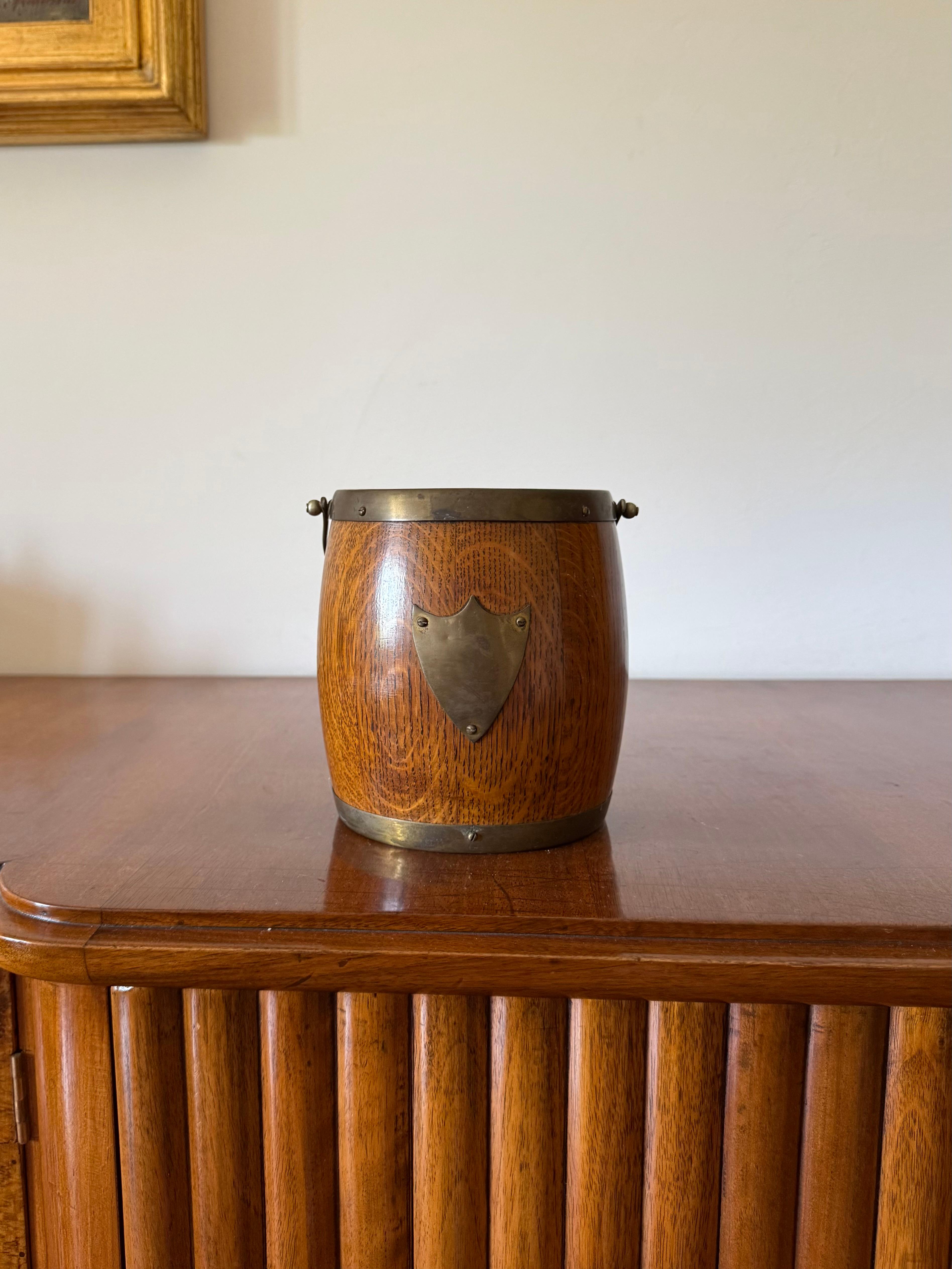 Mid-century brown oak ice bucket

Italy 1950s

 h 16 cm - 14 cm diam.

Conditions: excellent conditions consistent with age and use. 