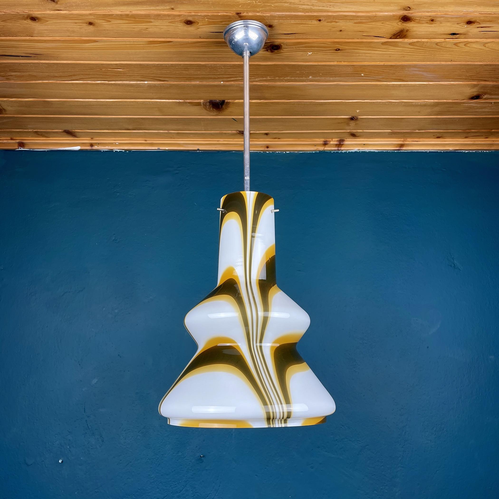 Lampada a sospensione di metà secolo in vetro di Murano opalino marrone Italia, anni '50 in vendita 4
