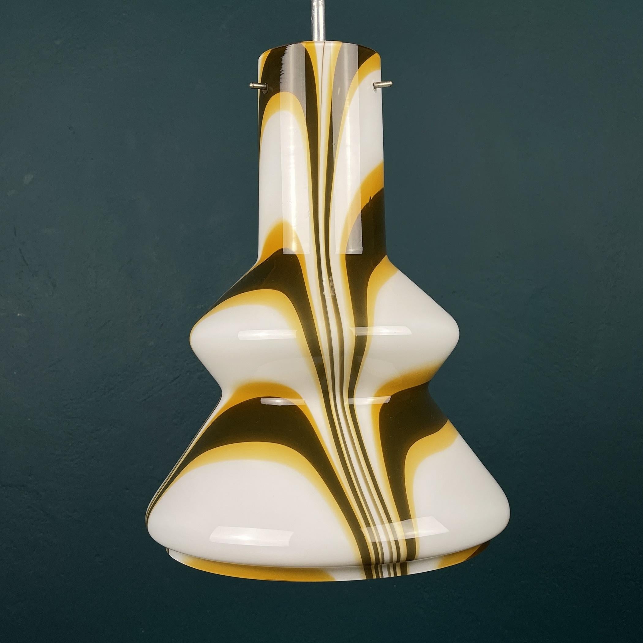 Metà XX secolo Lampada a sospensione di metà secolo in vetro di Murano opalino marrone Italia, anni '50 in vendita