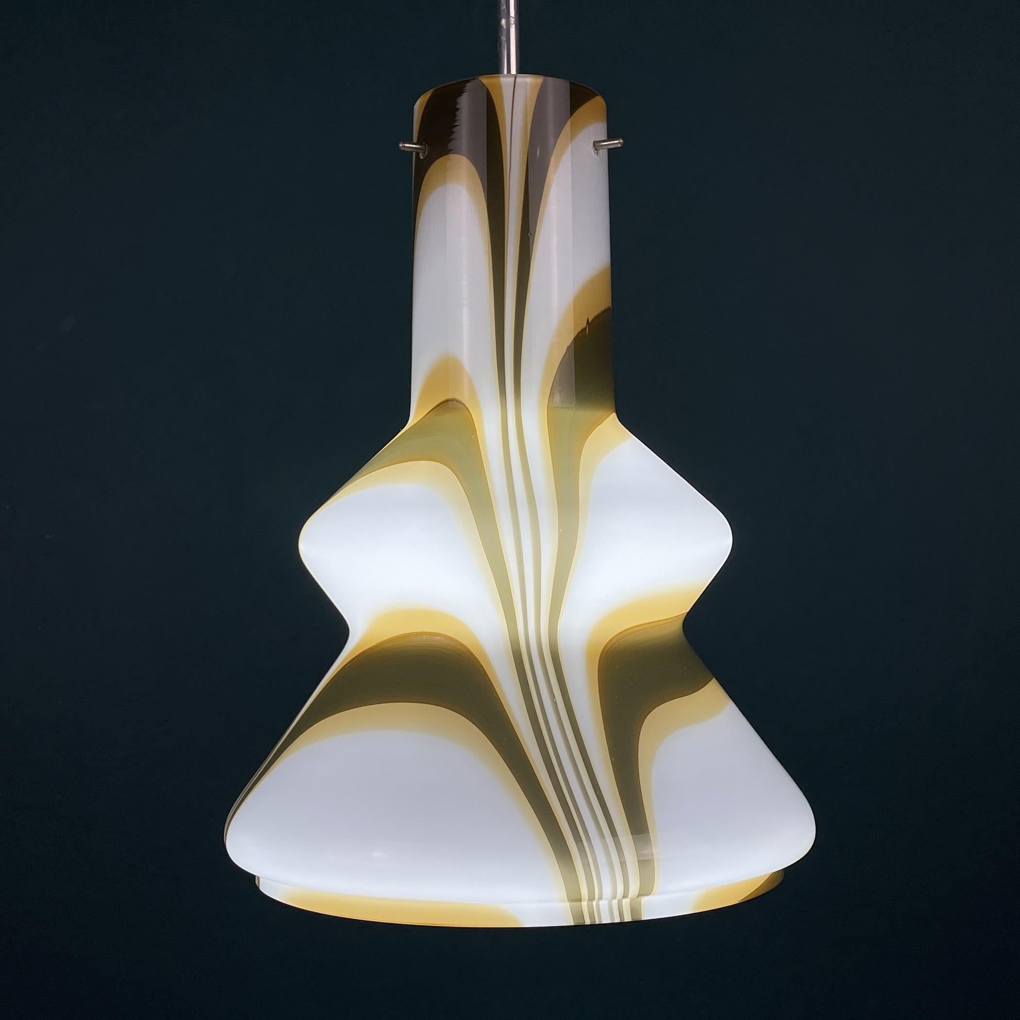 Vetro di Murano Lampada a sospensione di metà secolo in vetro di Murano opalino marrone Italia, anni '50 in vendita