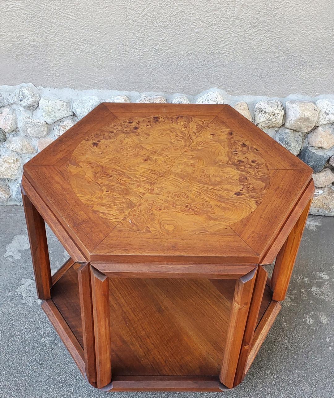 Mid Century Modern Brown-Saltman Of California Walnut And Burl Wood Or Burlwood Hexagon Side Table by John Keal.
Diese Vintage John Keal Nussbaum und Wurzelholz gewinkelt Ecke Beistelltisch ist in ausgezeichnetem Vintage Zustand.
Die Abmessungen