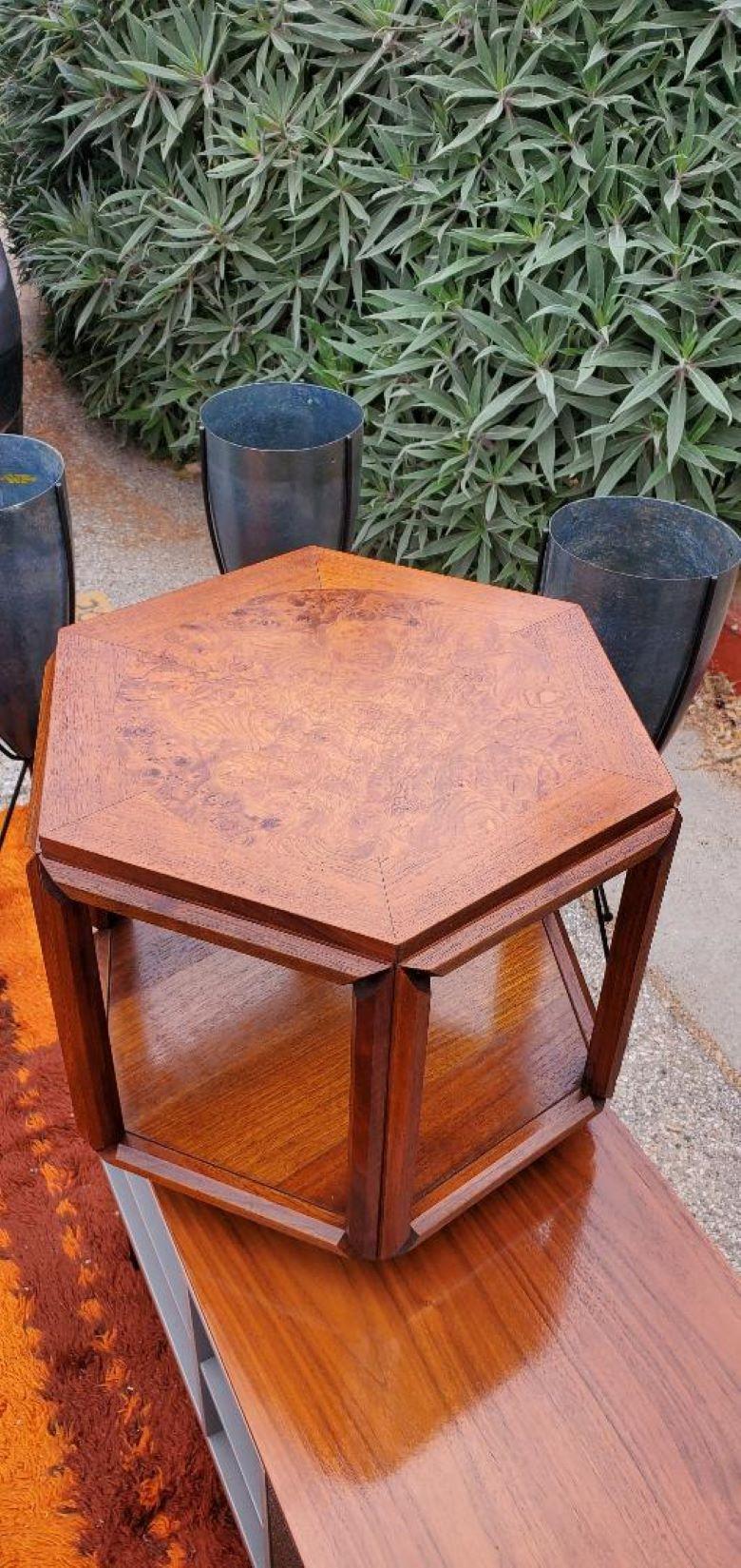 Mid Century Brown - Saltman Wurzelholz Sechseckiger Beistelltisch von John Kea 1950er 1960er Jahre im Zustand „Gut“ im Angebot in Monrovia, CA