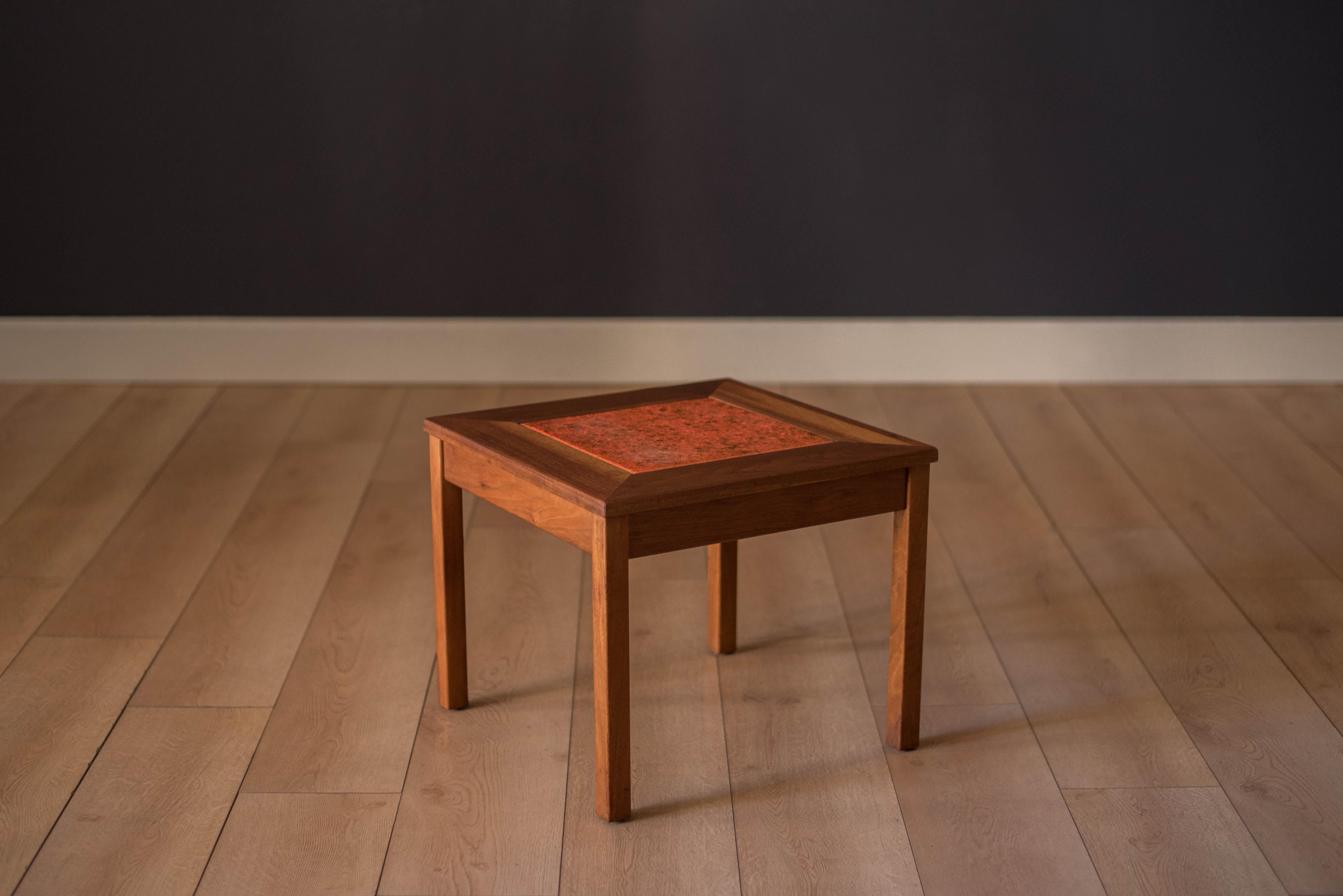 Beistelltisch aus Nussbaumholz, entworfen von John Keal für Brown Saltman aus Kalifornien. Dieses Stück zeigt einen emaillierten, orangefarbenen, glasierten Kachel-Einsatz aus Kupfer. Perfekt als Getränketisch oder Pflanzenständer, der eine haltbare