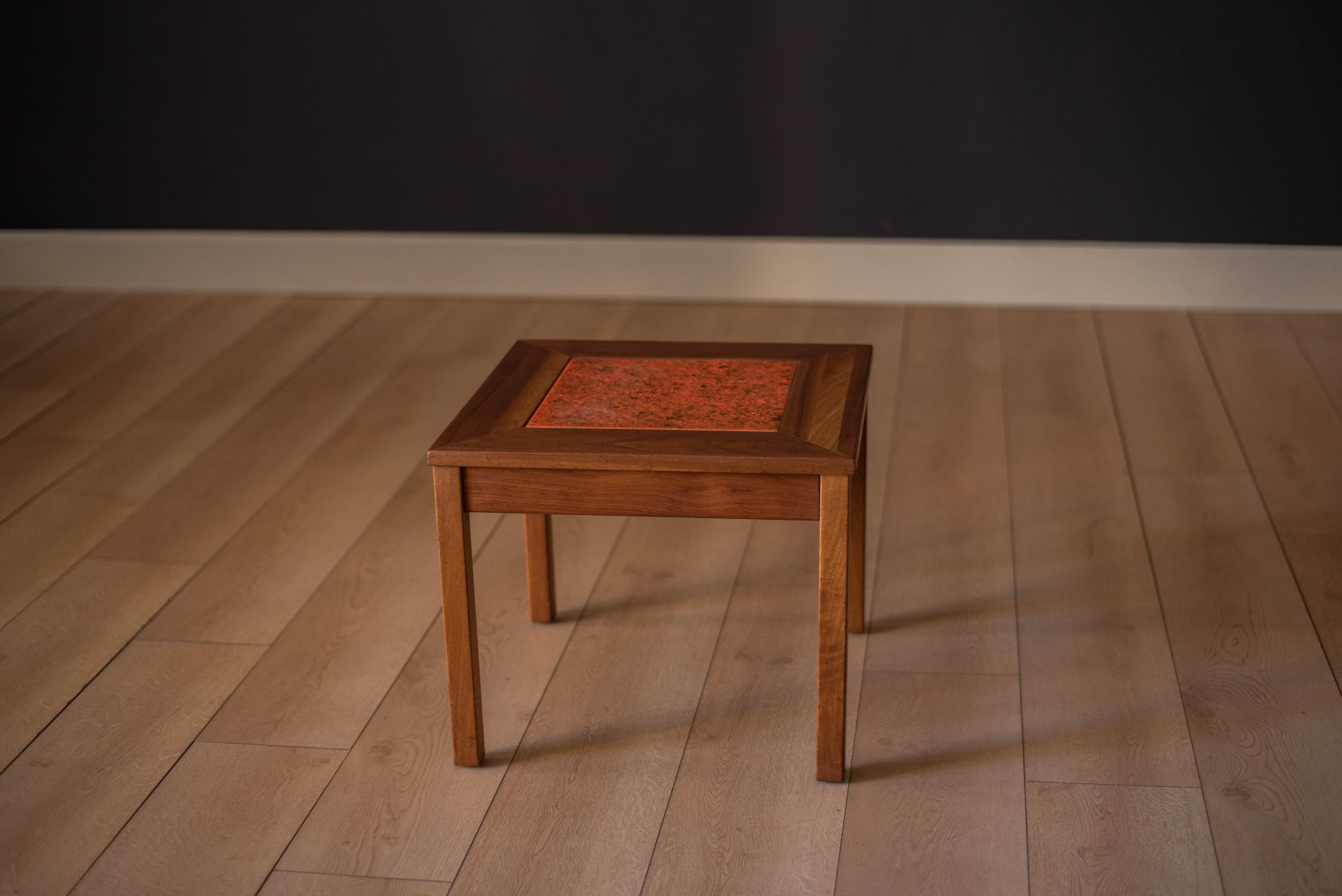 Mid-Century Modern Table d'appoint en noyer Saltman et émail de cuivre du milieu du siècle par John Keal. en vente