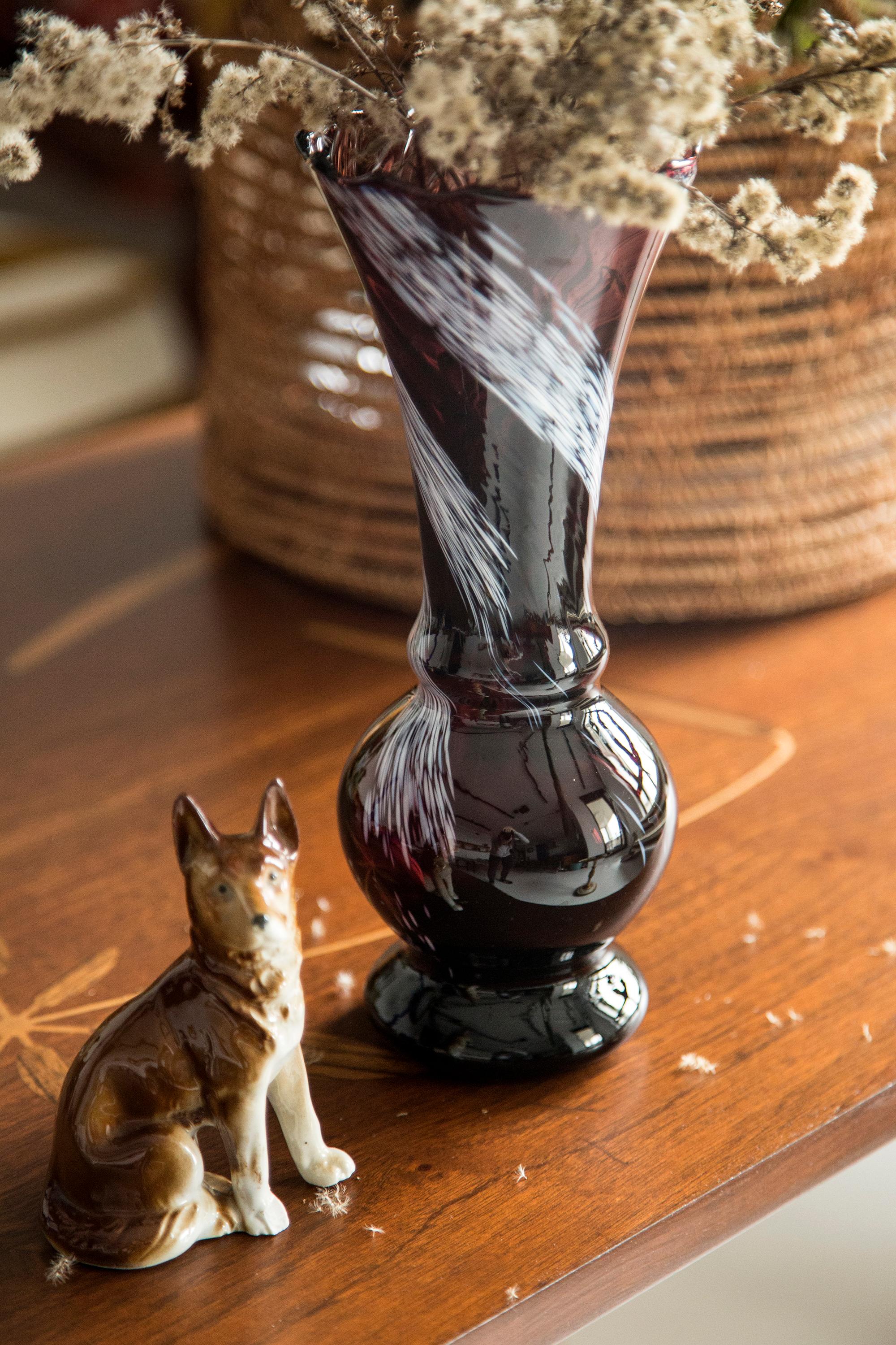 Bemalte Keramik, sehr guter originaler Vintage-Zustand. Keine Schäden oder Risse. Schöne und einzigartige dekorative Skulptur. Brown Shepherd Dog Sculpture wurde in England hergestellt. Nur ein Hund verfügbar.