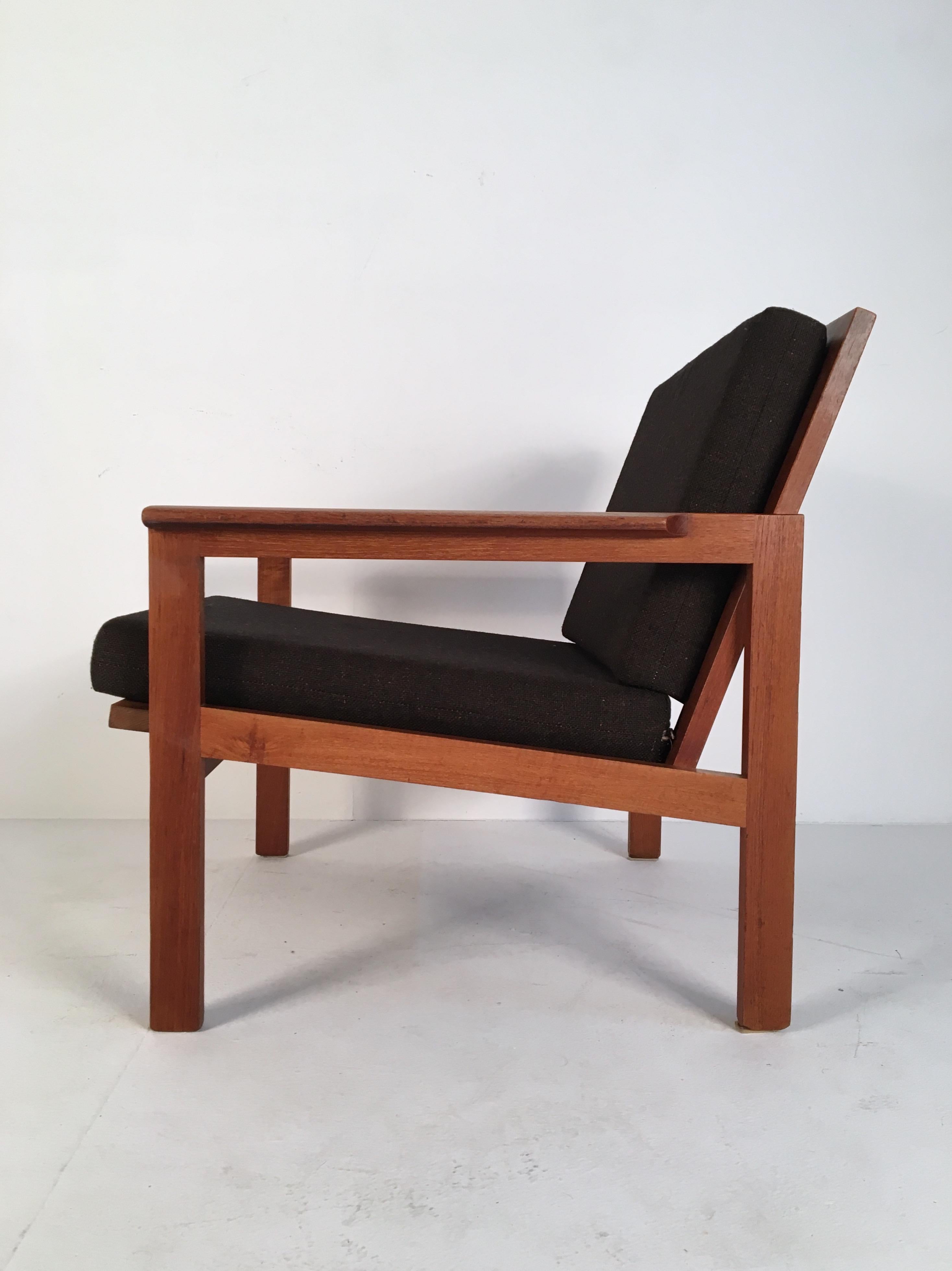 Midcentury Brown Tweed & Teak Lounge Chair by Illum Wikkelsø Denmark, circa 1960 In Good Condition For Sale In London, GB