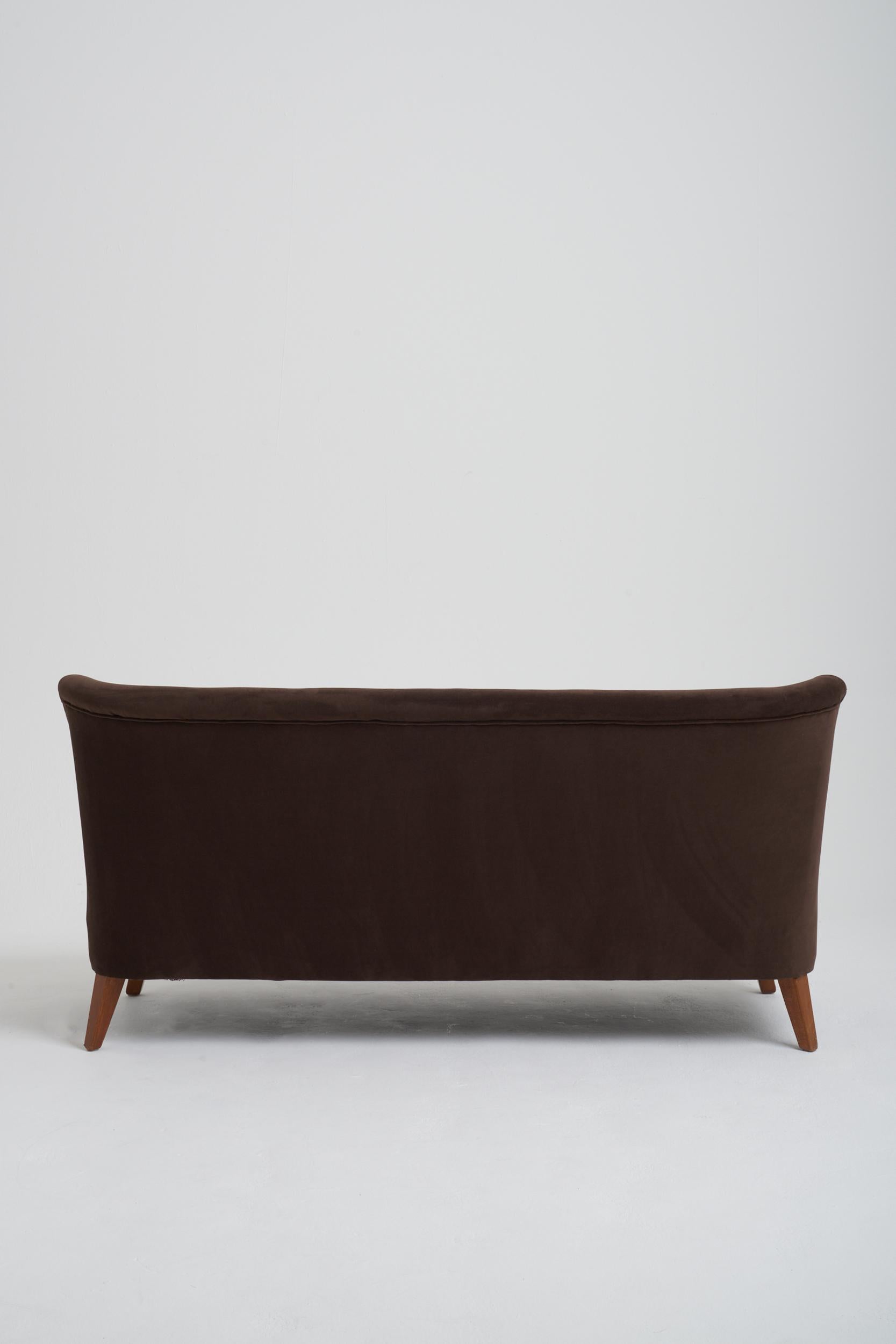 Mid-Century Brown Velvet Sofa In Good Condition In London, GB