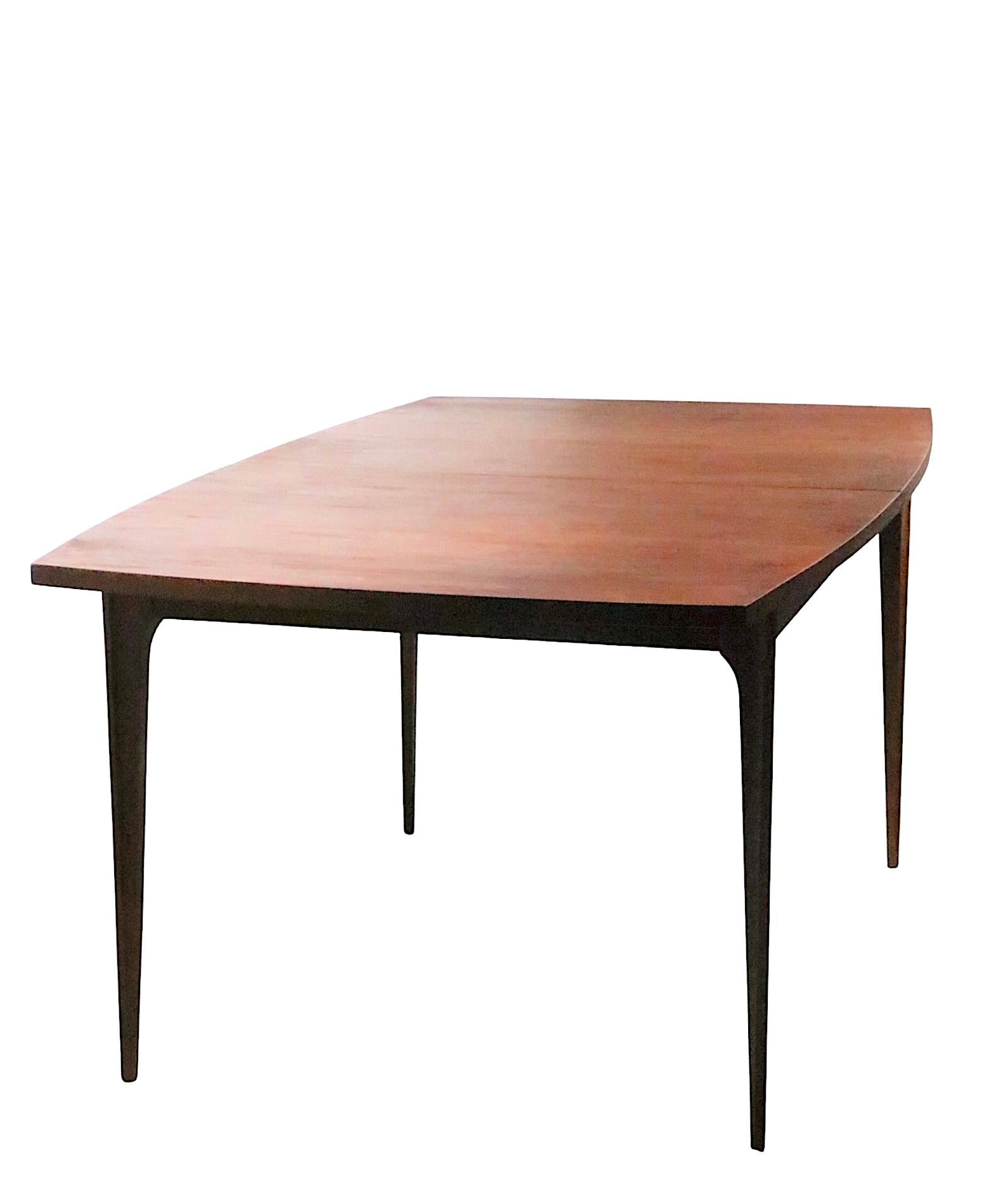 Table de salle à manger Mid Century de la série Brasilia, fabriquée aux Etats-Unis par Broyhill, circa 1960's, difficile à trouver. Cet exemplaire est en très bon état, propre et prêt à l'emploi, ne présentant qu'une légère usure cosmétique, normale