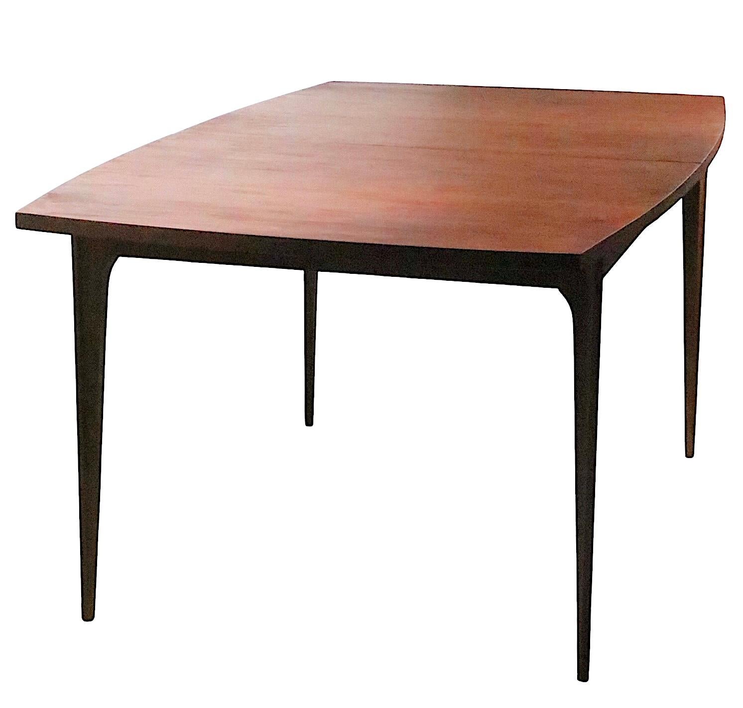 Mid-Century Modern Milieu de siècle Broyhill Brasilia  Table de salle à manger avec 3 abattants en vente