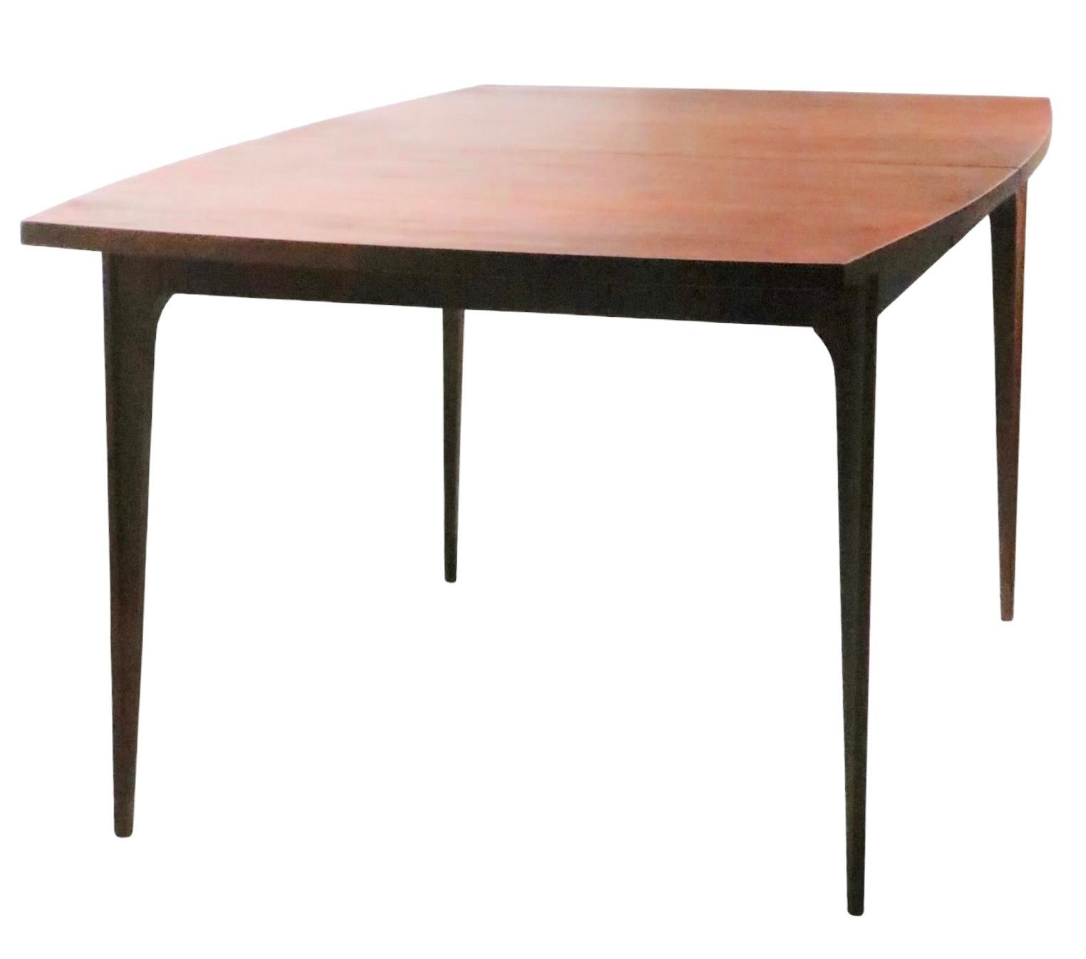 Milieu de siècle Broyhill Brasilia  Table de salle à manger avec 3 abattants Bon état - En vente à New York, NY