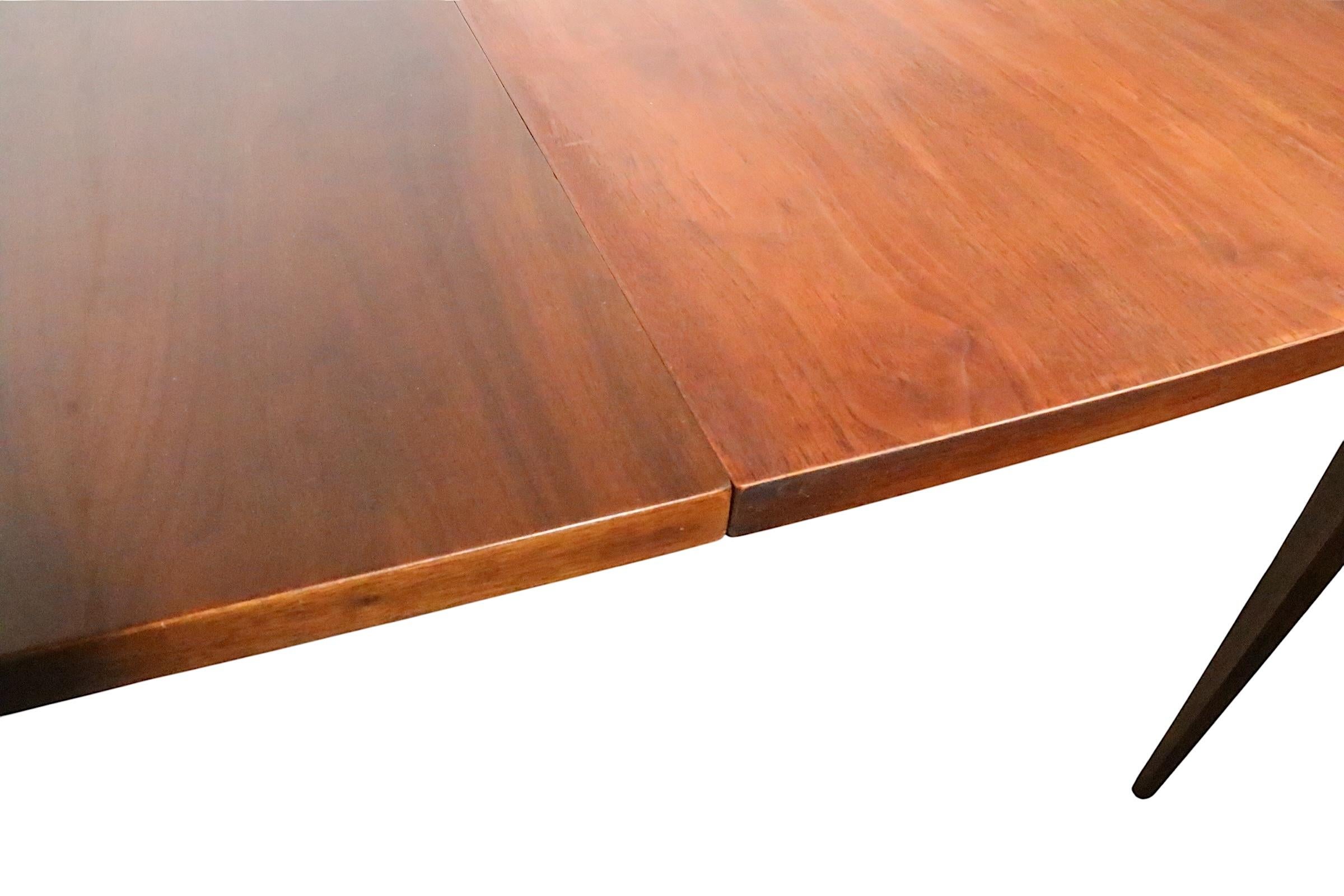 20ième siècle Milieu de siècle Broyhill Brasilia  Table de salle à manger avec 3 abattants en vente
