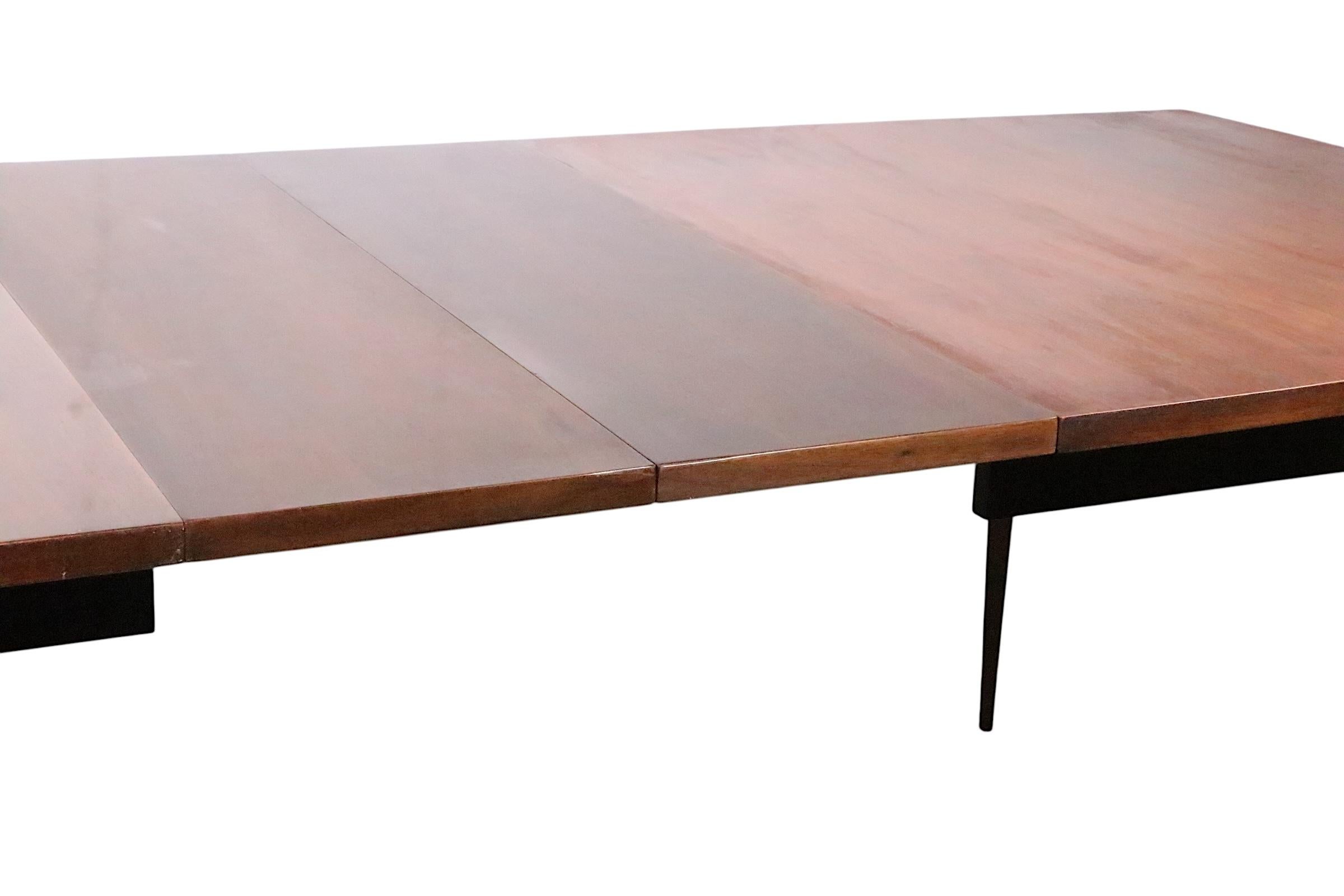 Bois Milieu de siècle Broyhill Brasilia  Table de salle à manger avec 3 abattants en vente