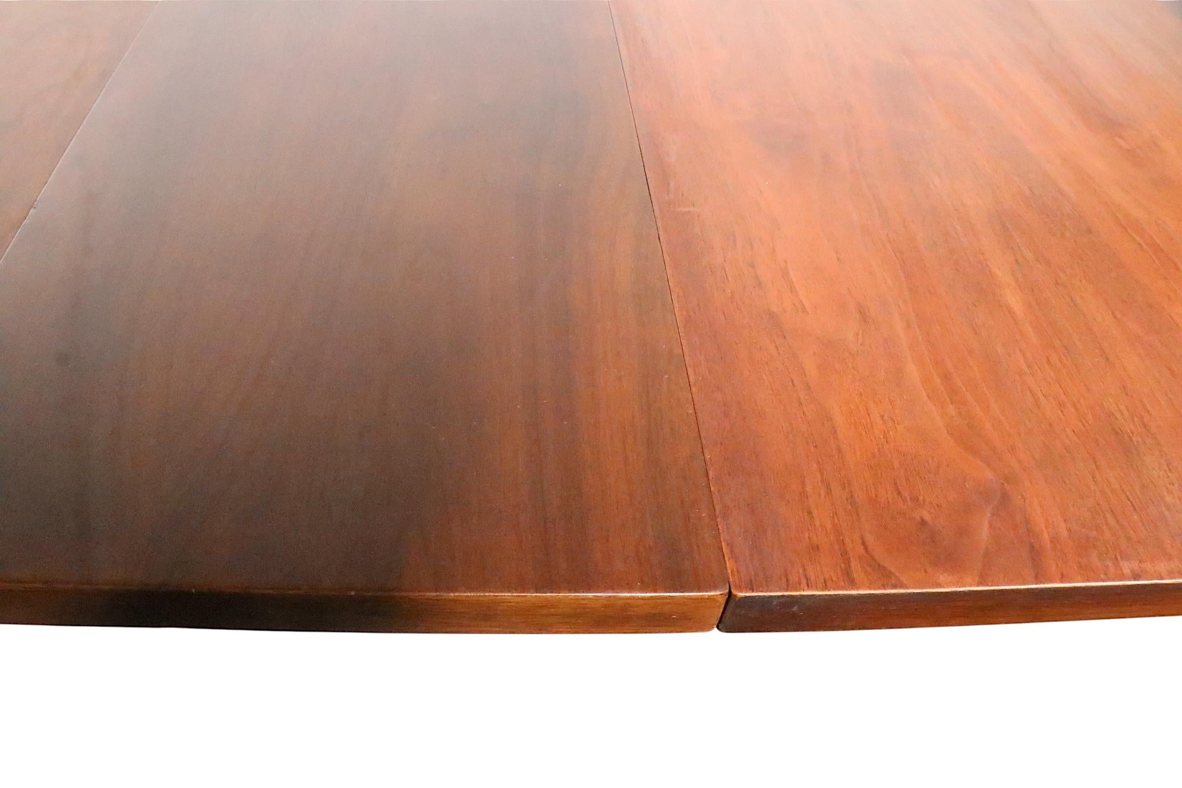 Milieu de siècle Broyhill Brasilia  Table de salle à manger avec 3 abattants en vente 1