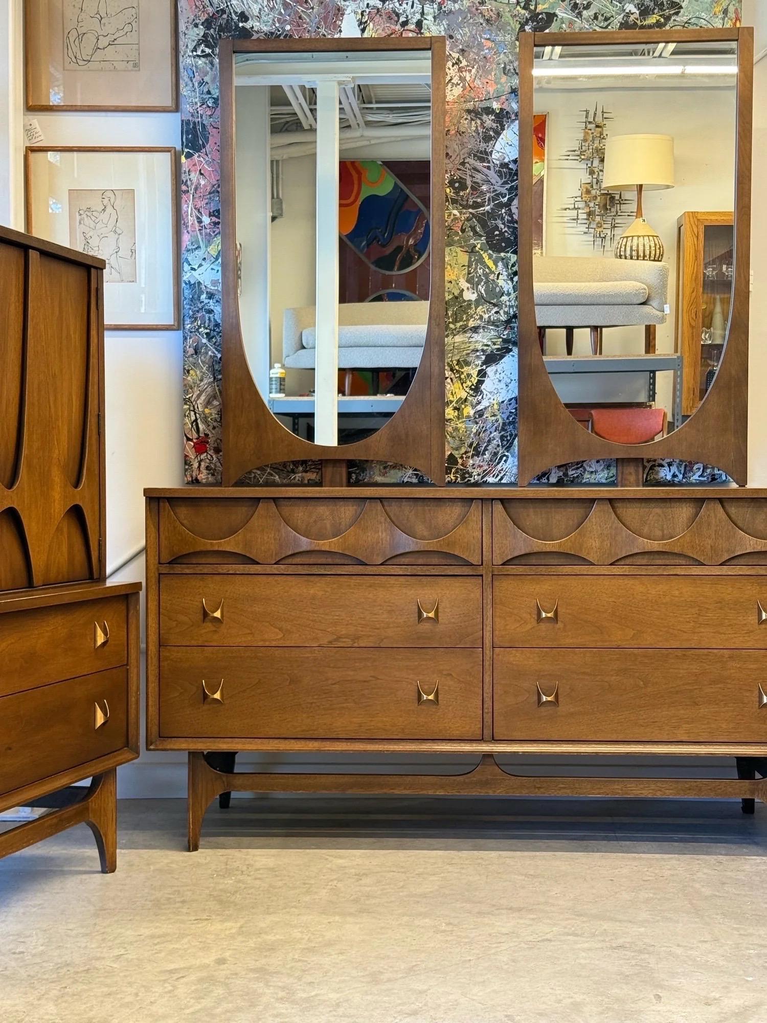 Commode du milieu du siècle Broyhill Brasilia avec deux miroirs en vente 3