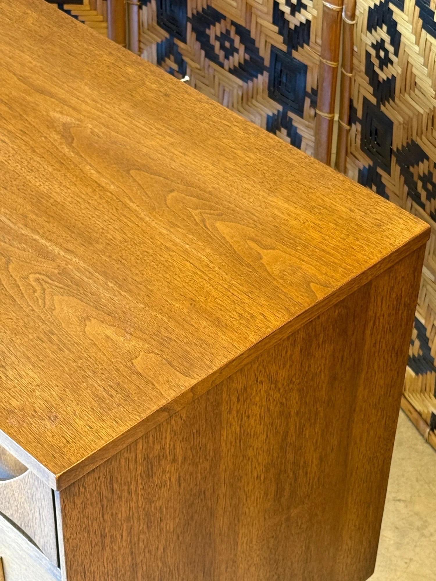 Commode du milieu du siècle Broyhill Brasilia avec deux miroirs en vente 4