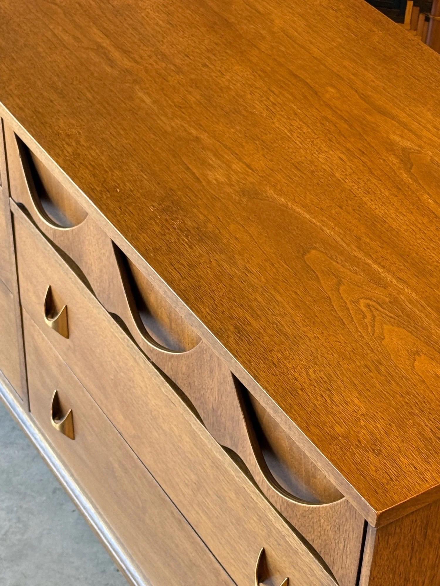 Commode du milieu du siècle Broyhill Brasilia avec deux miroirs en vente 5