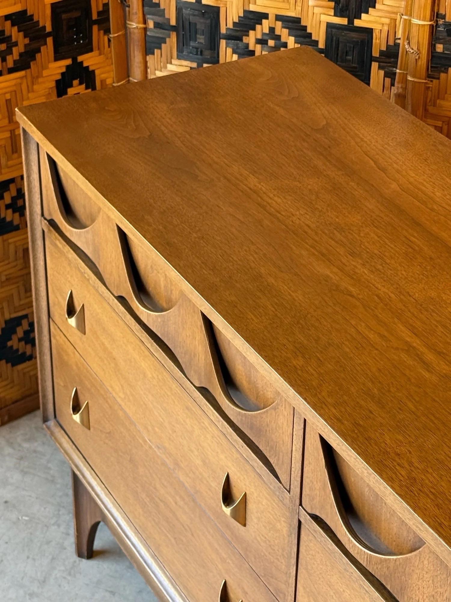 Commode du milieu du siècle Broyhill Brasilia avec deux miroirs en vente 6